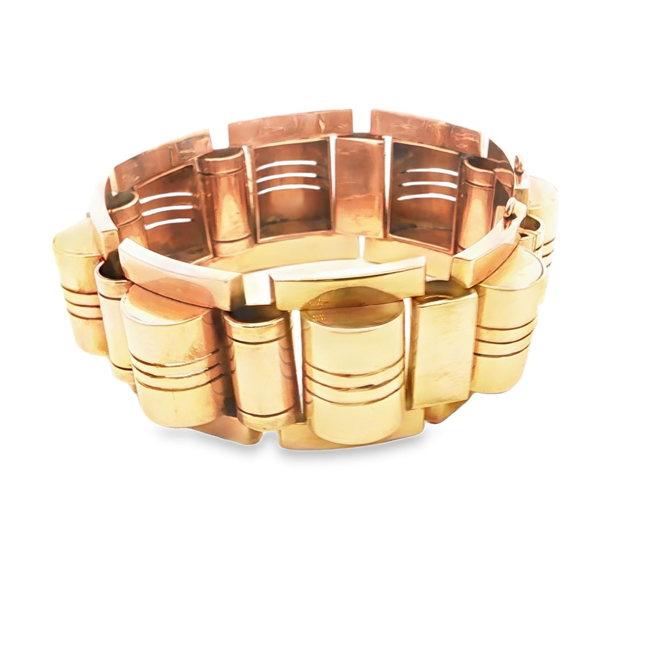 Échos d'or

Une symphonie de formes et de fonctions.

Ce bracelet, témoin de l'artisanat français des années 1950, incarne l'élégance audacieuse de l'ère Retro. Réalisé en or jaune 18 carats, il présente des maillons géométriques imbriqués les uns