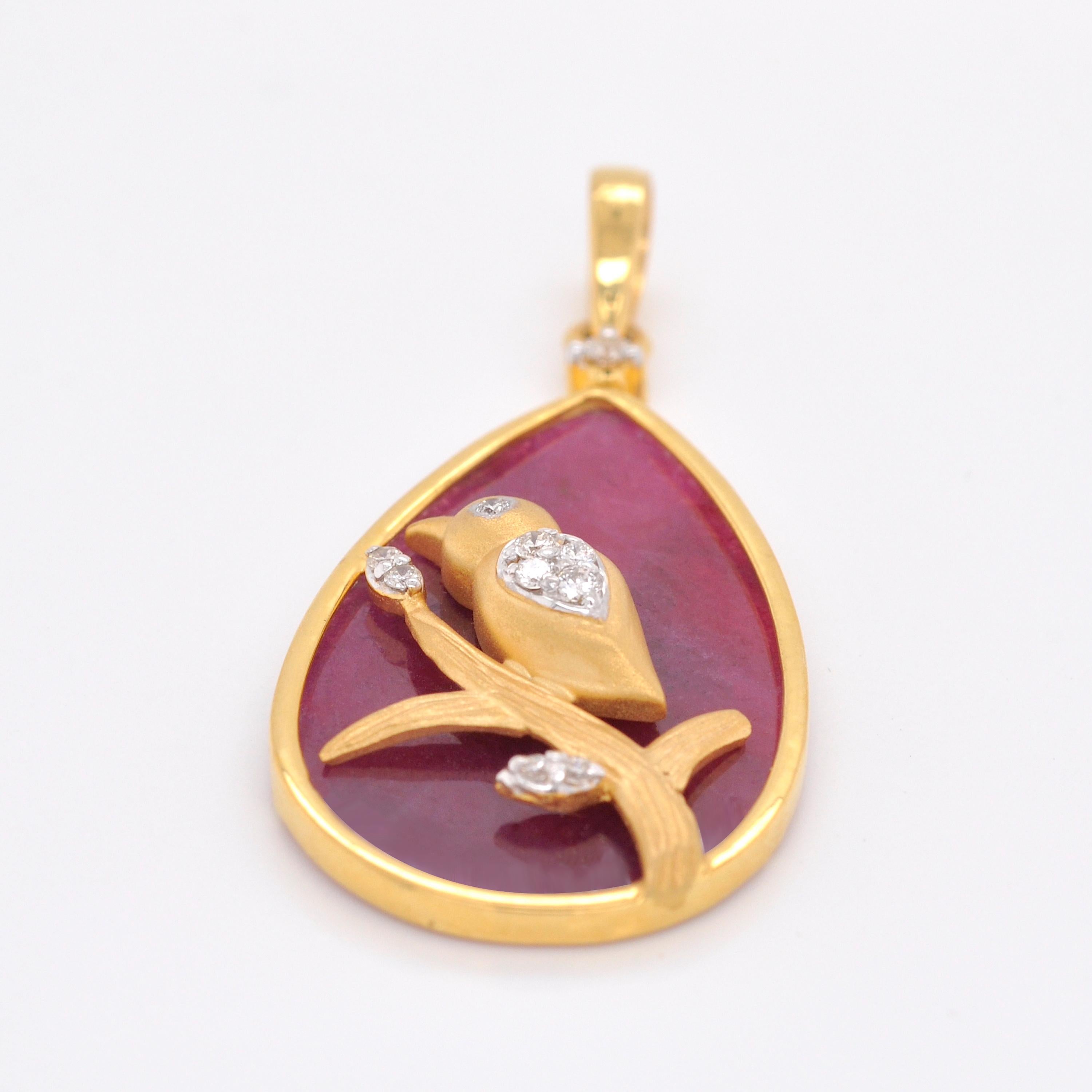 18K Yellow Gold Reversible Natural African Ruby Diamond Bird Pendant Necklace For Sale 1