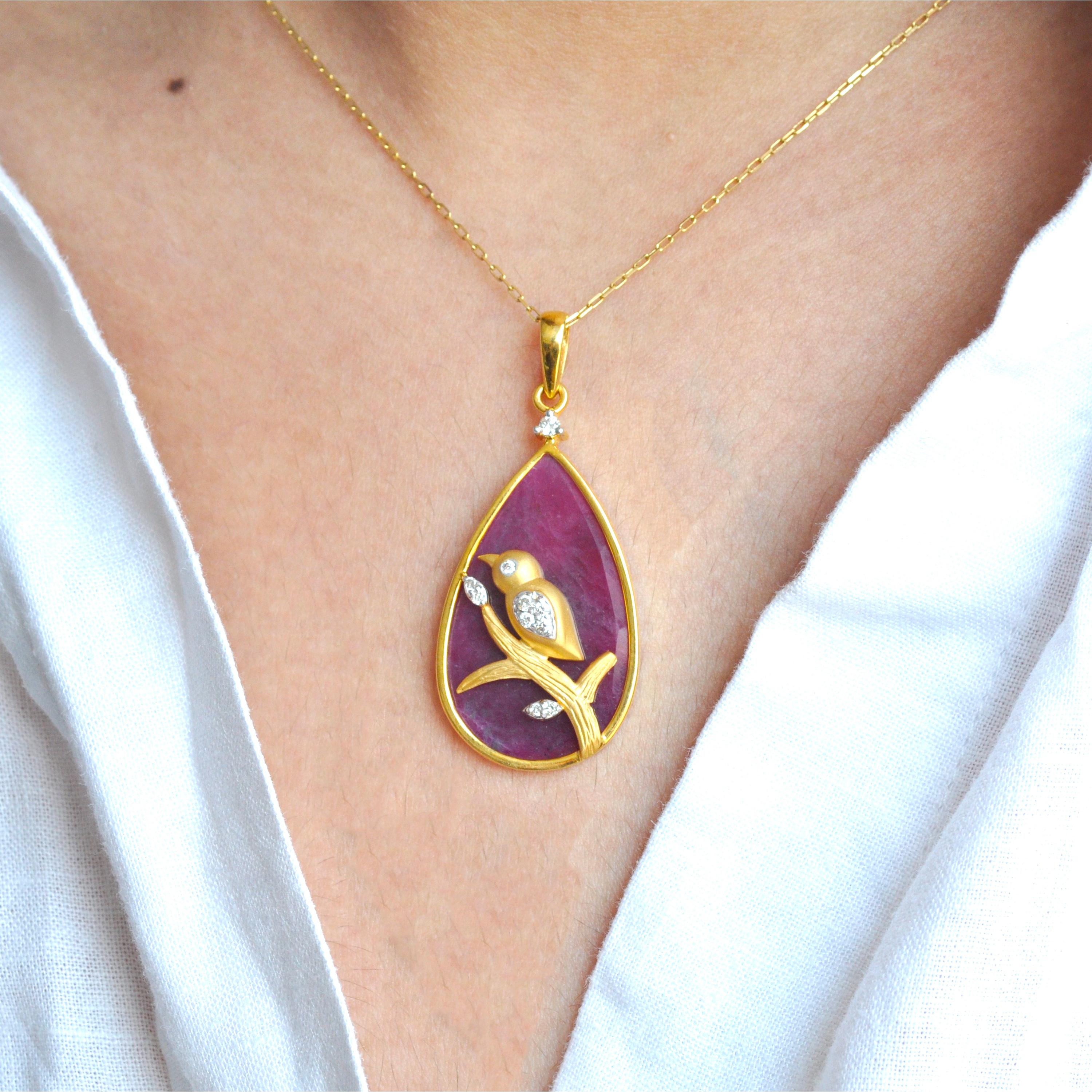 18K yellow gold reversible natural african ruby diamond bird pendant necklace

At its heart lies a resplendent pear-shaped ruby, its deep crimson hue captivating the eye with its intense brilliance. Held securely in place by an 18K gold collet, the