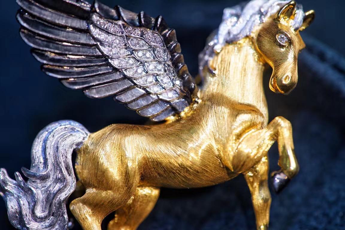Modern 18K Yellow Gold / Rhodium Plated Diamond Horse Brooch & Pendant For Sale