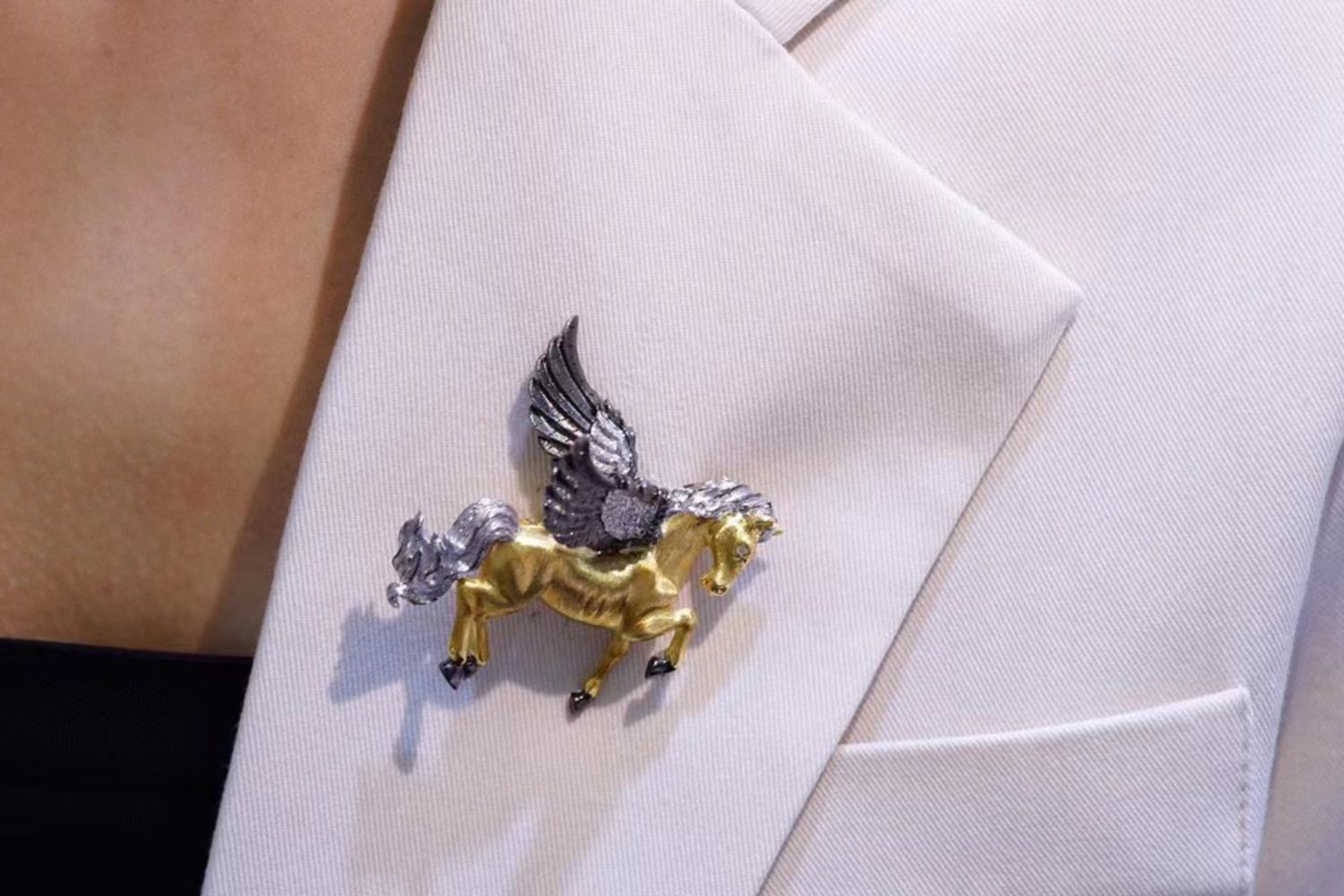 18K Yellow Gold / Rhodium Plated Diamond Horse Brooch & Pendant For Sale 1