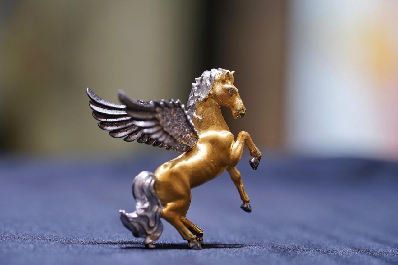18K Yellow Gold / Rhodium Plated Diamond Horse Brooch & Pendant For Sale 2