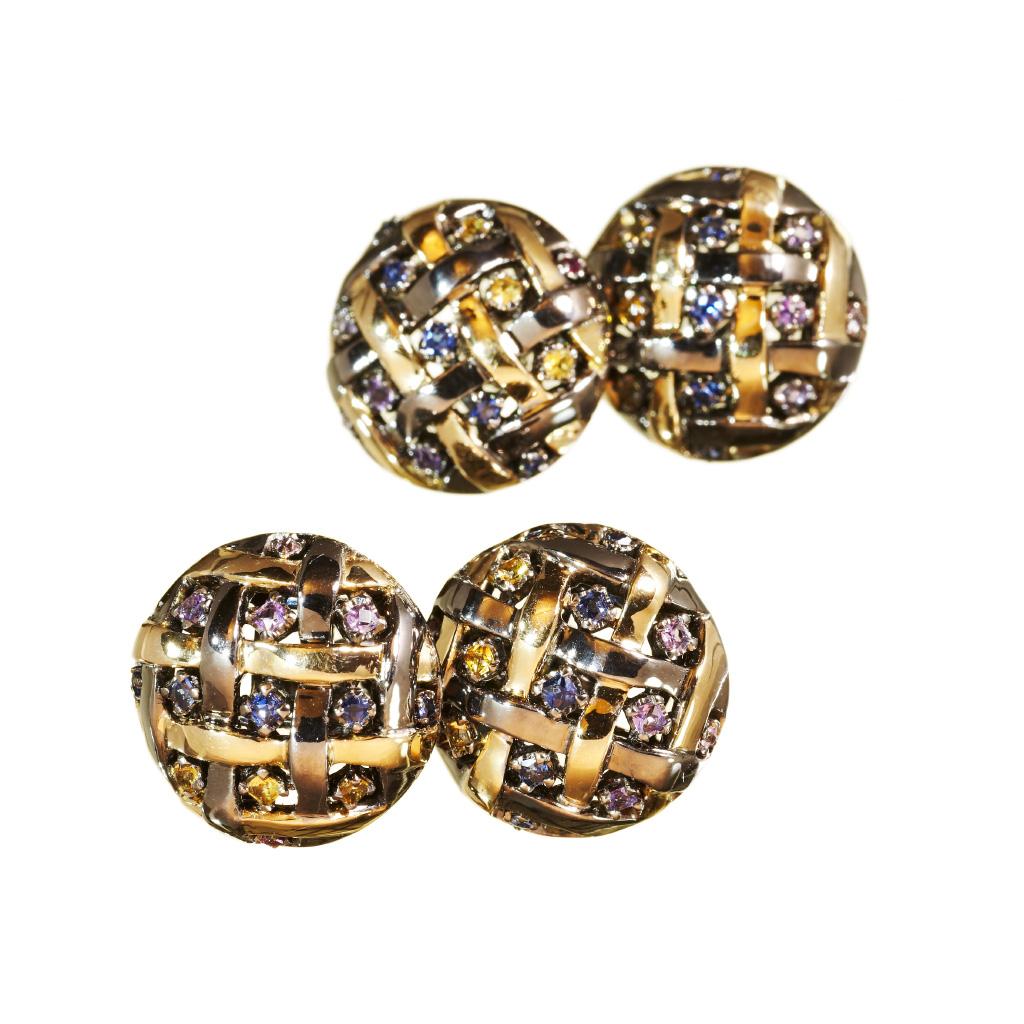 Manschettenknöpfe der Kollektion AENEA Web mit weißen Diamanten, handgefertigt in Gelbgold, Silber und schwarzem Rhodium.

Pflasterung: Weiße Diamanten 0,64ct.
Material: Gelbgold 750; Silber 925; Schwarzes Rhodium

Diese Manschettenknöpfe sind