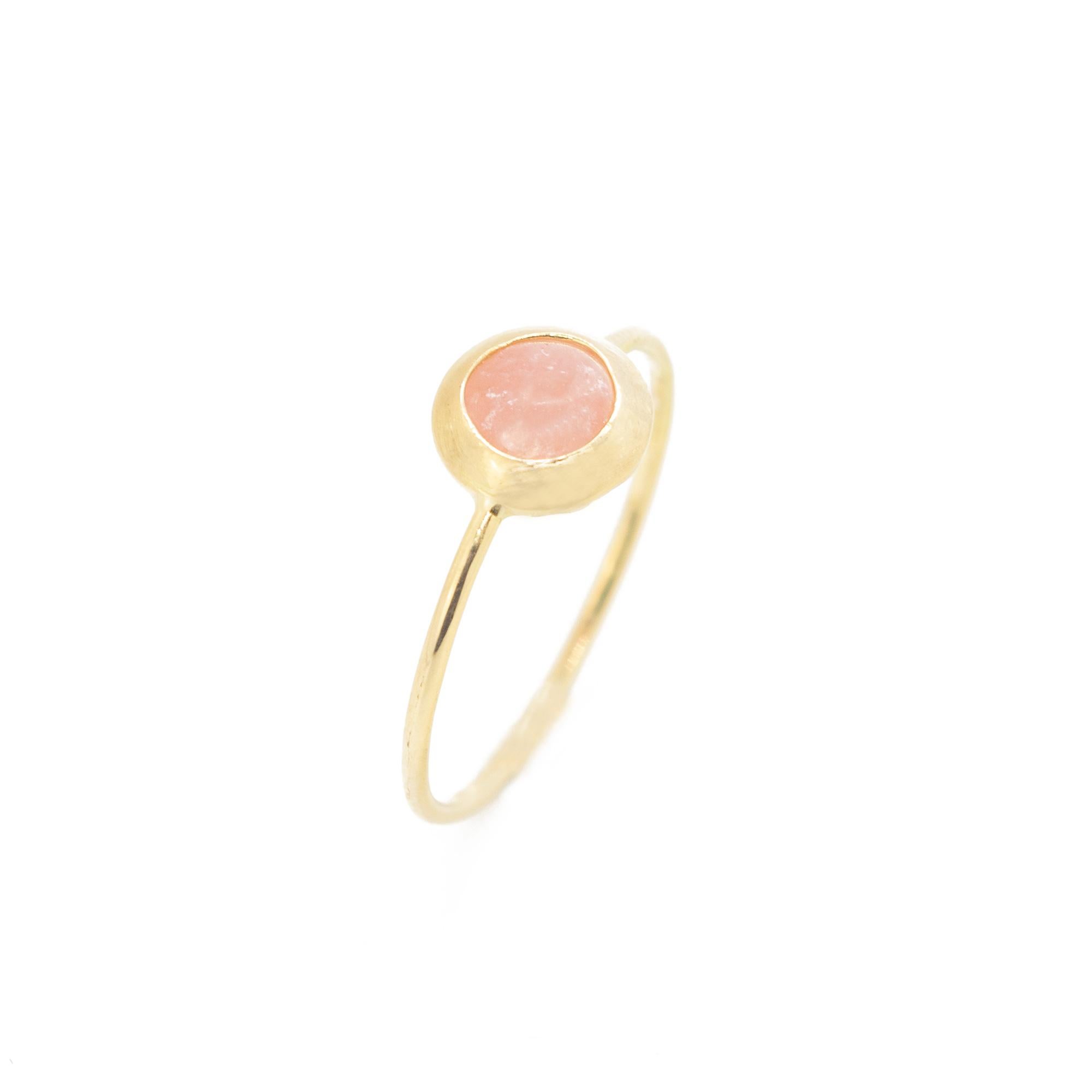 Art nouveau Intini Jewels Bague empilable en or jaune 18 carats avec cabochon de rhodochrosite style Boho Chic en vente
