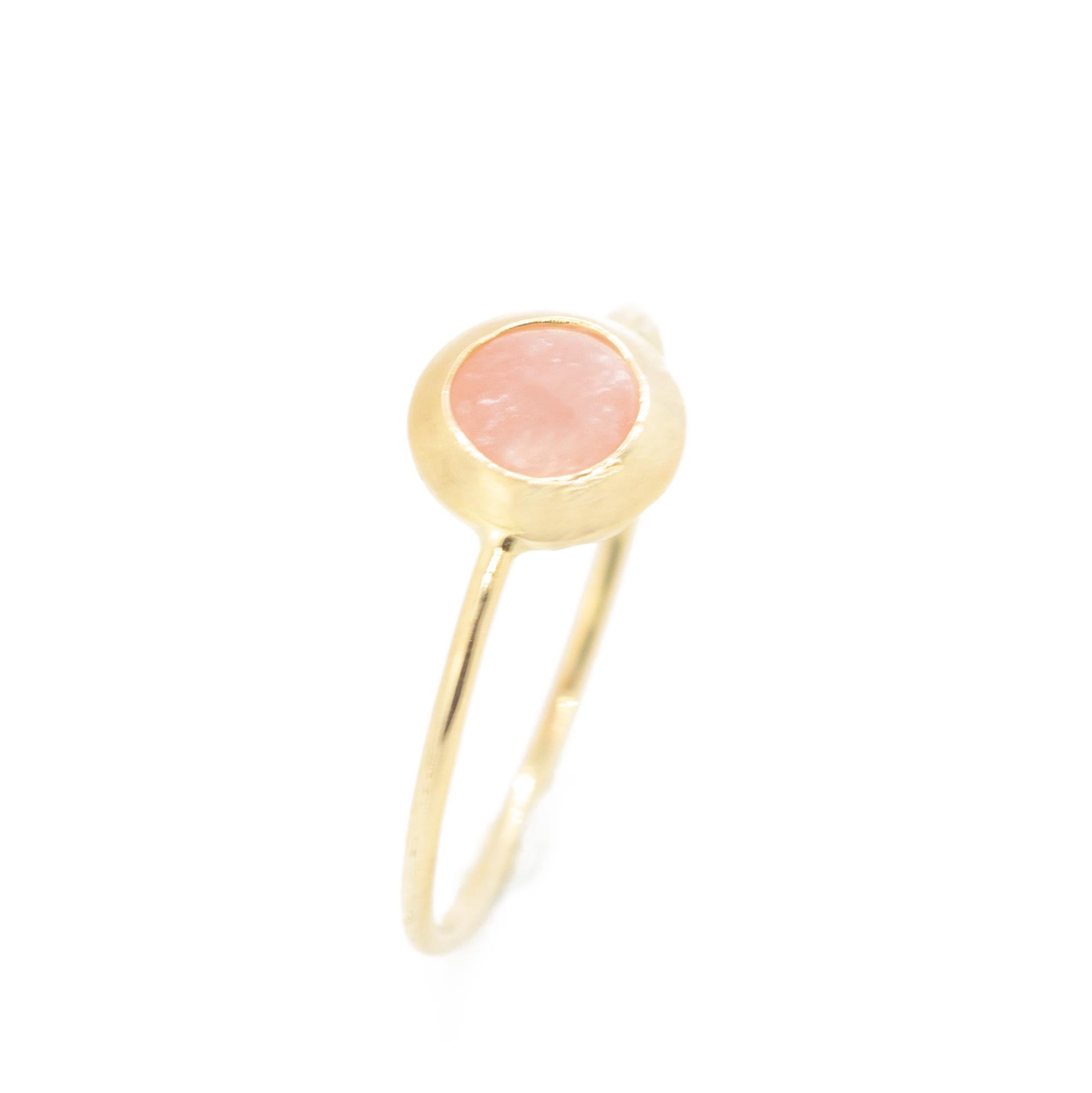 Taille cabochon Intini Jewels Bague empilable en or jaune 18 carats avec cabochon de rhodochrosite style Boho Chic en vente