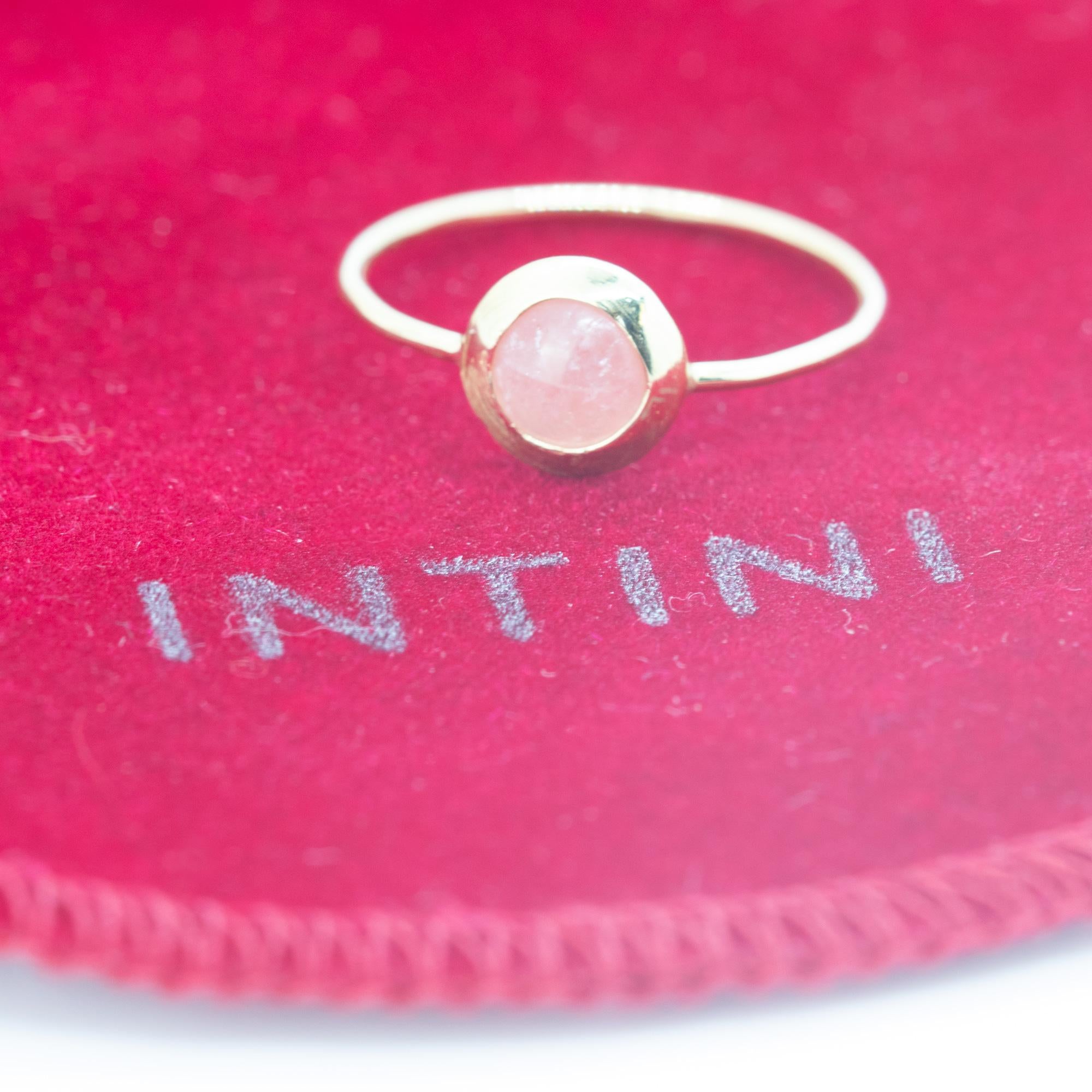 Intini Jewels Bague empilable en or jaune 18 carats avec cabochon de rhodochrosite style Boho Chic Unisexe en vente