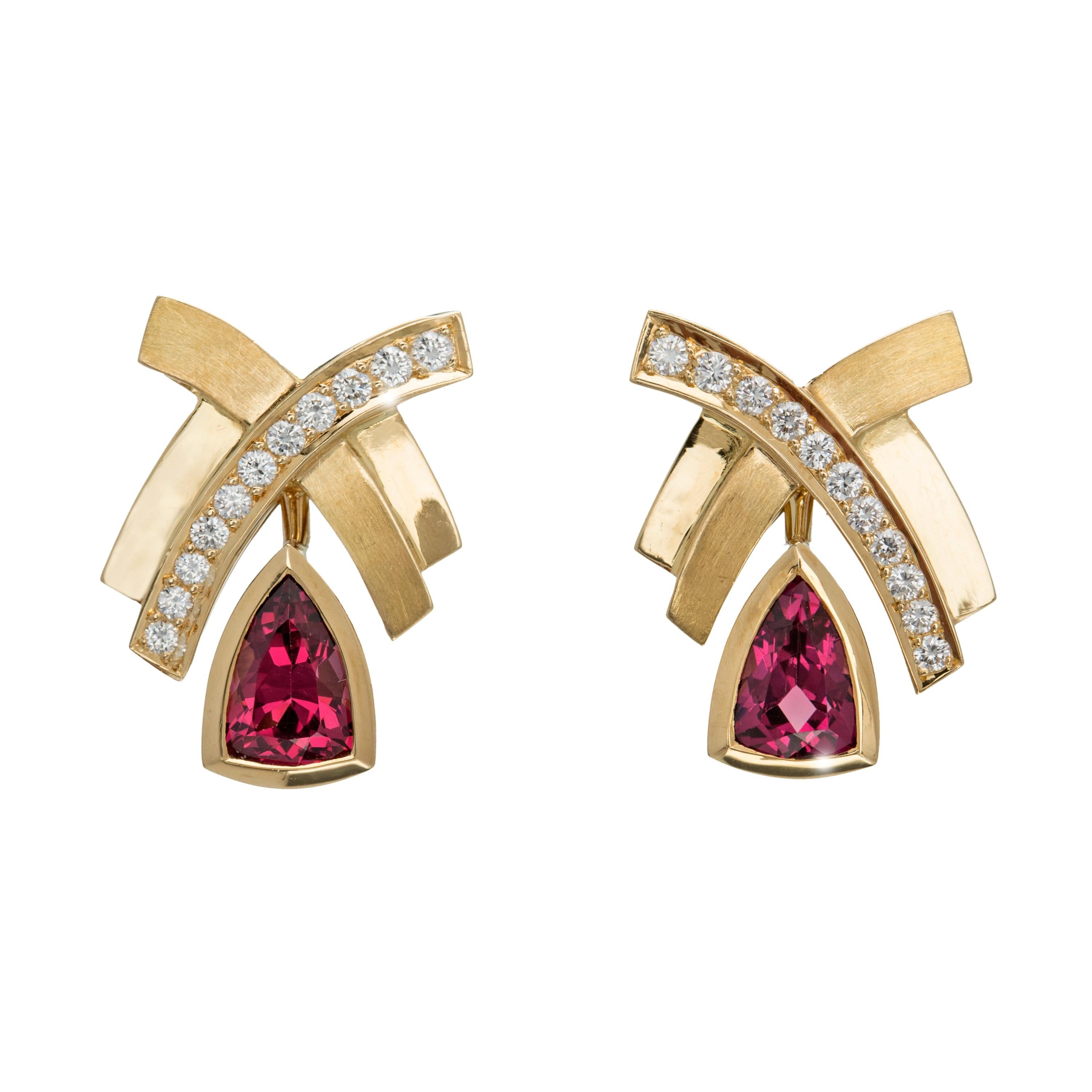 “X” marks the spot, and these 18k yellow gold earrings in matte and polished finishes certainly are a treasure. The avant-garde styling of the “X” , with a section adorned with shimmering diamonds, hangs above the treasure of the richly coloured
