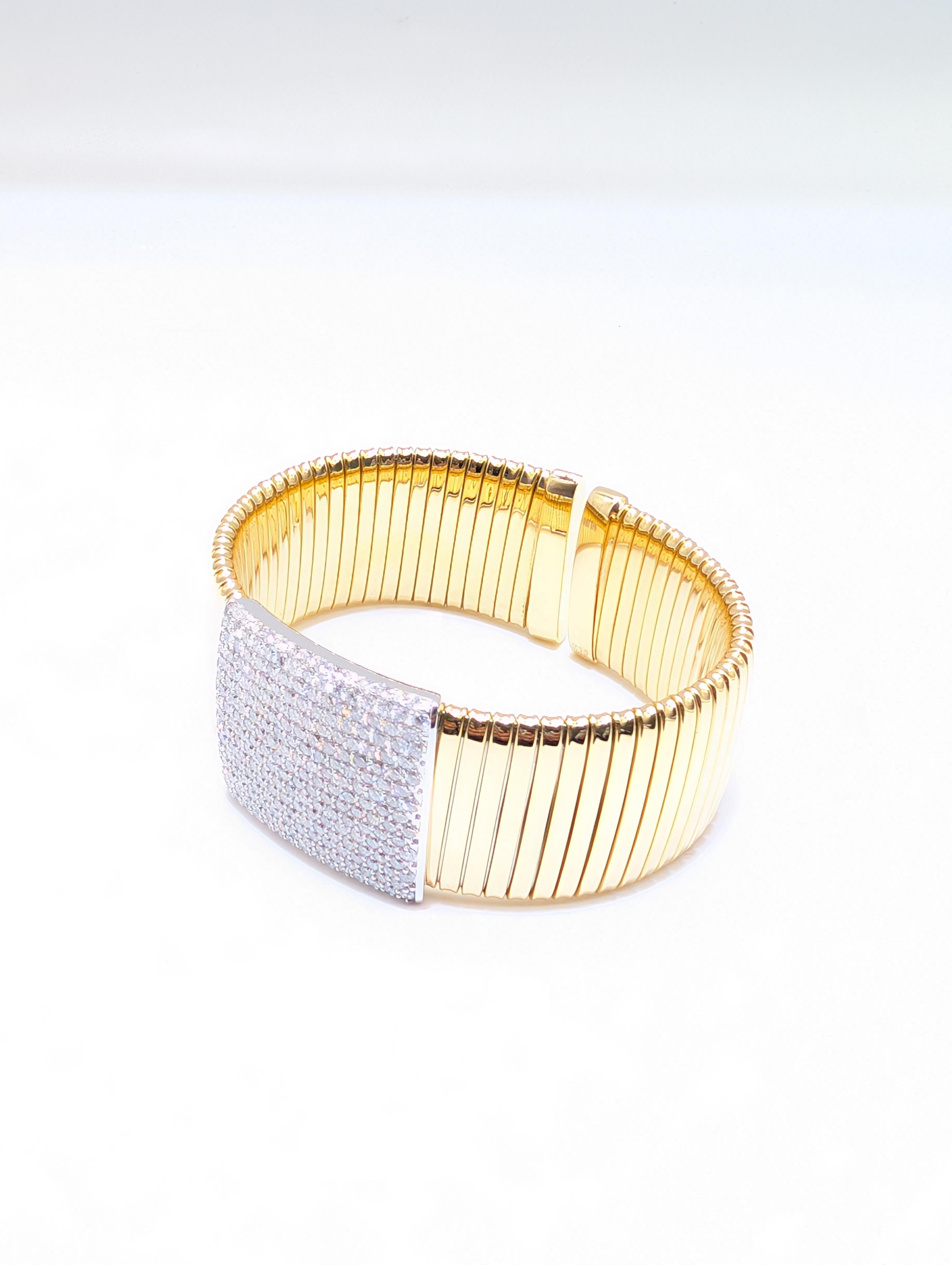 Taille ronde Manchette jonc côtelée en or jaune 18 carats avec diamants brillants taille ronde en vente