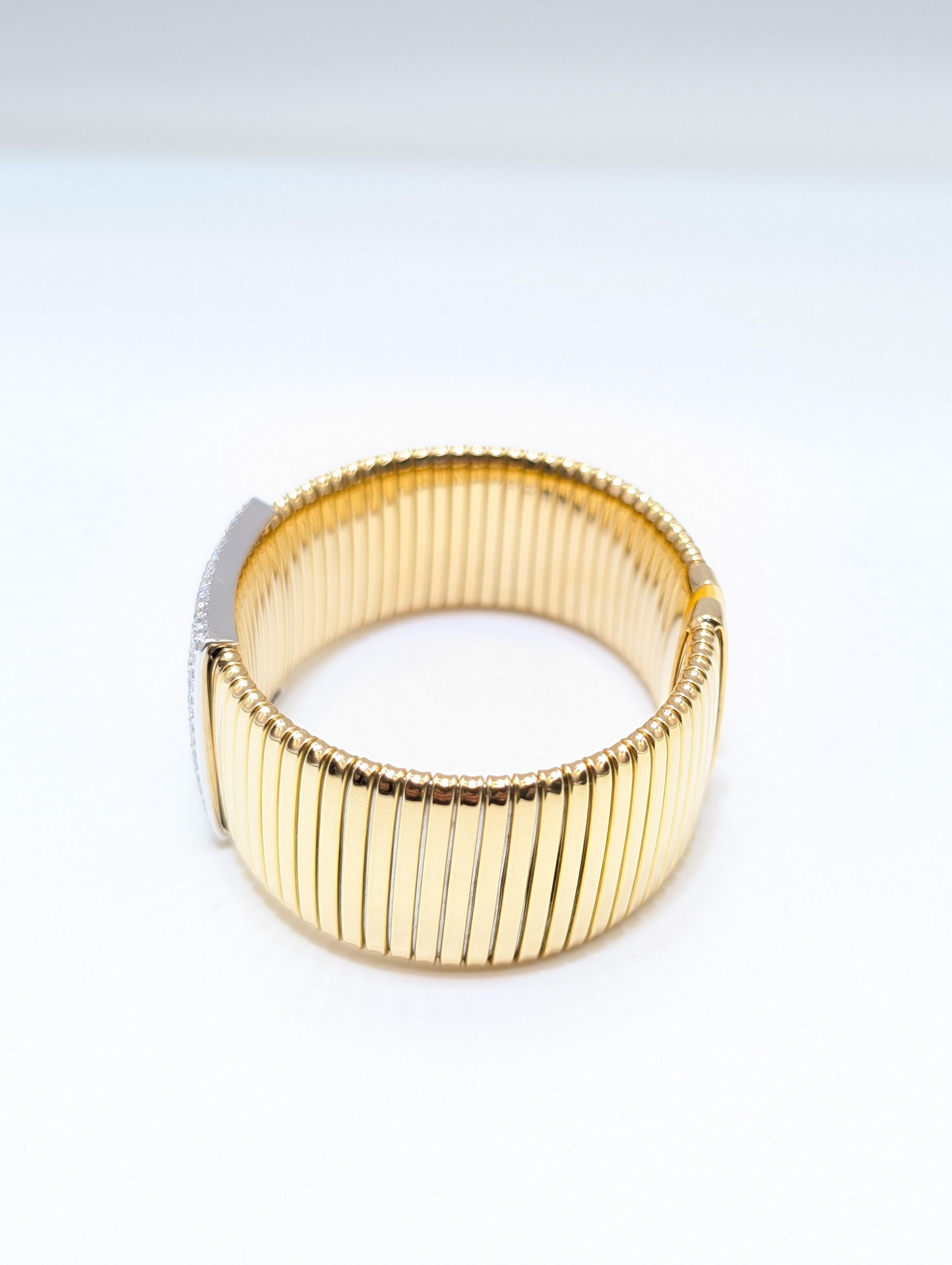 Manchette jonc côtelée en or jaune 18 carats avec diamants brillants taille ronde Neuf - En vente à New York, US