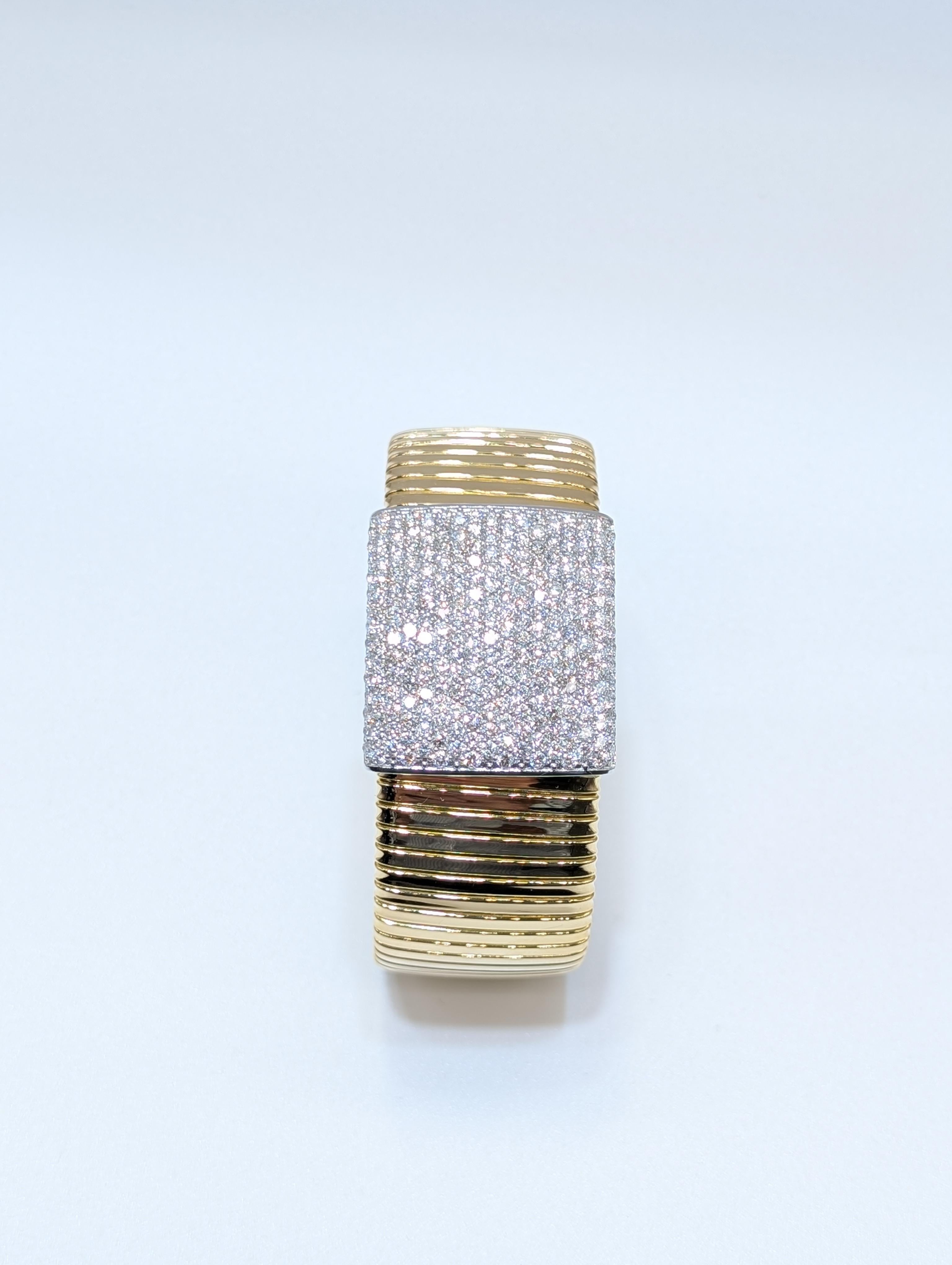 Manchette jonc côtelée en or jaune 18 carats avec diamants brillants taille ronde en vente 1