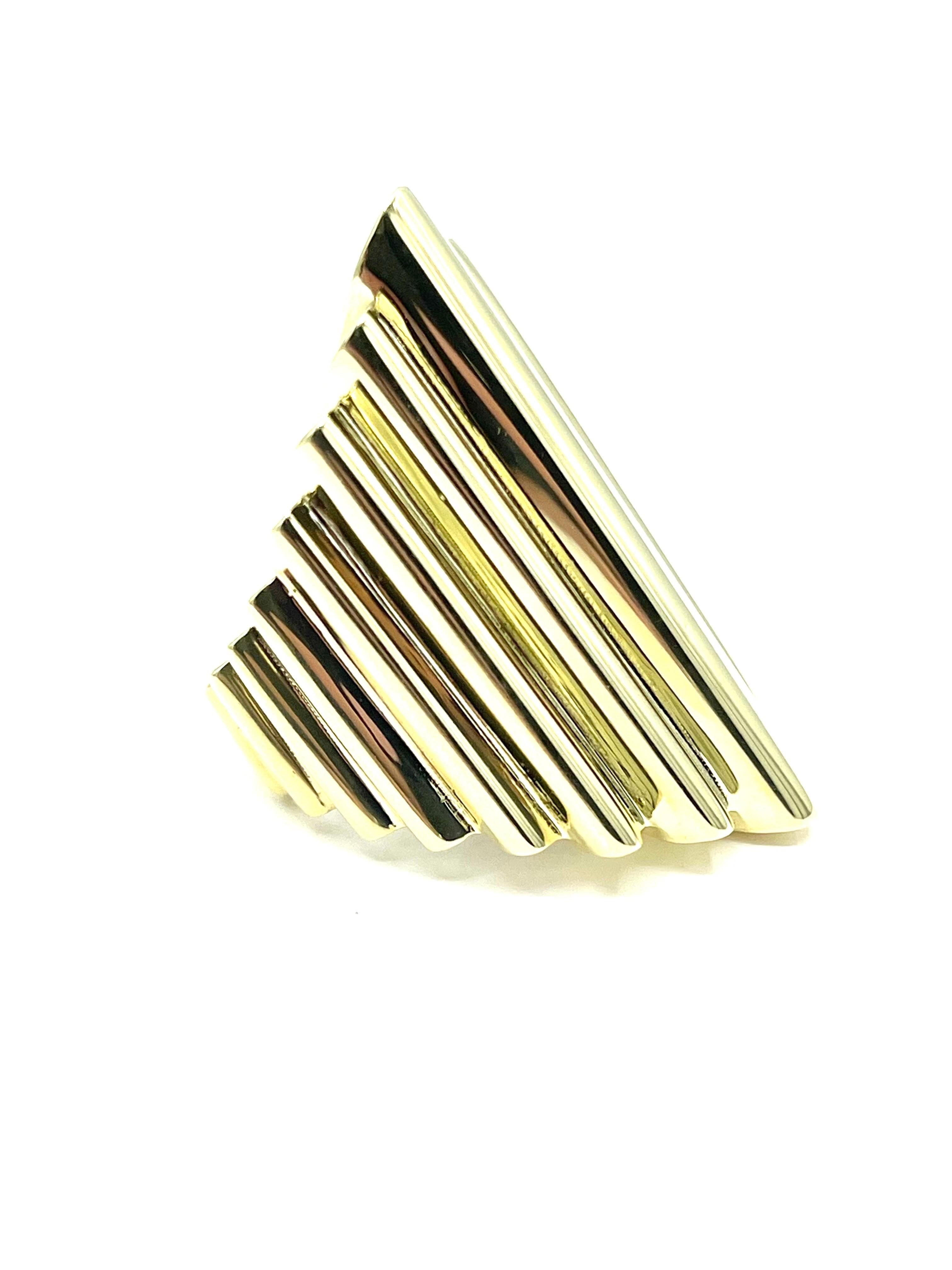 18k Yellow Gold Ribbed Fashion Ring In Excellent Condition For Sale In Chevy Chase, MD