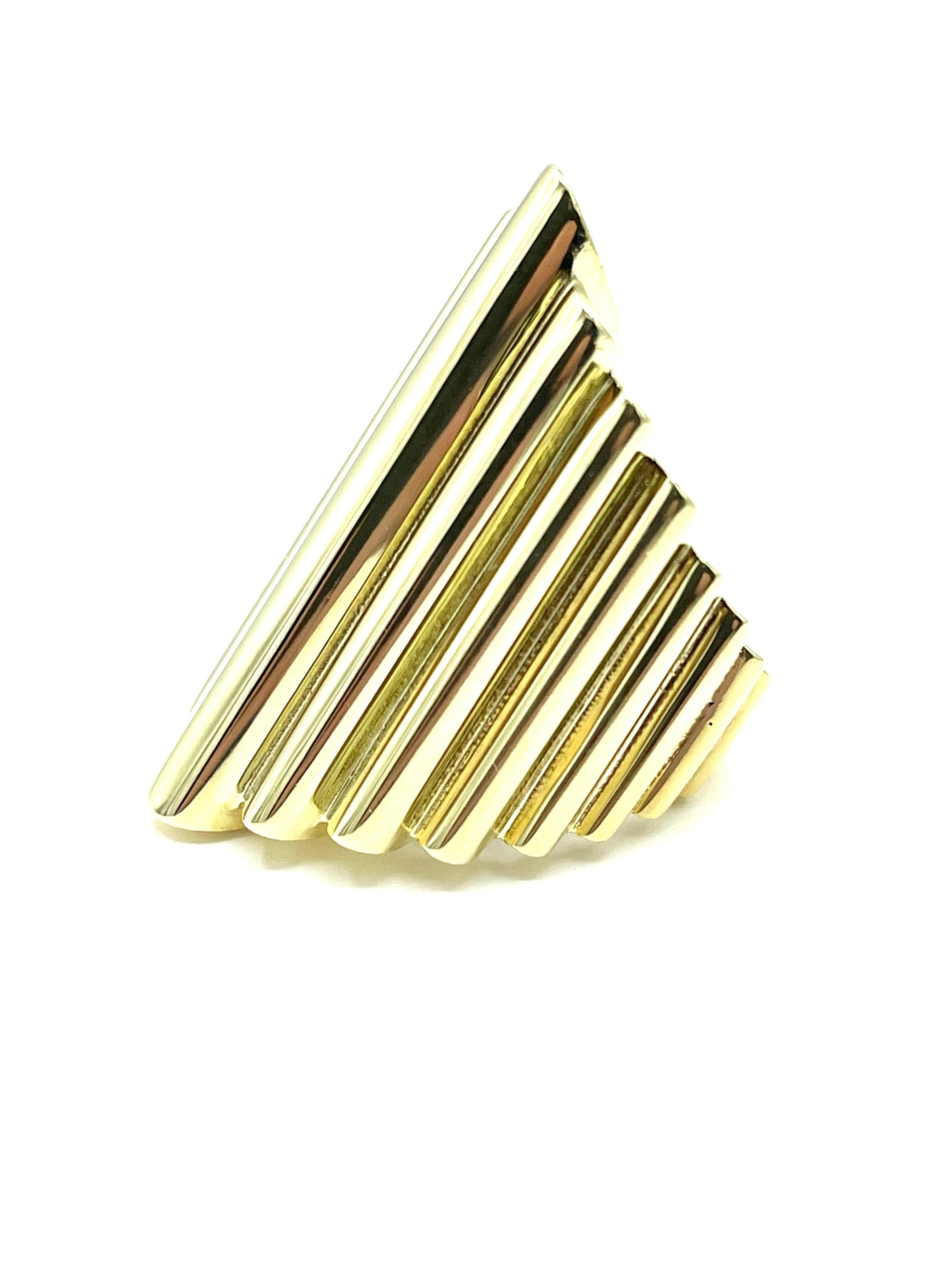 Women's or Men's 18k Yellow Gold Ribbed Fashion Ring For Sale