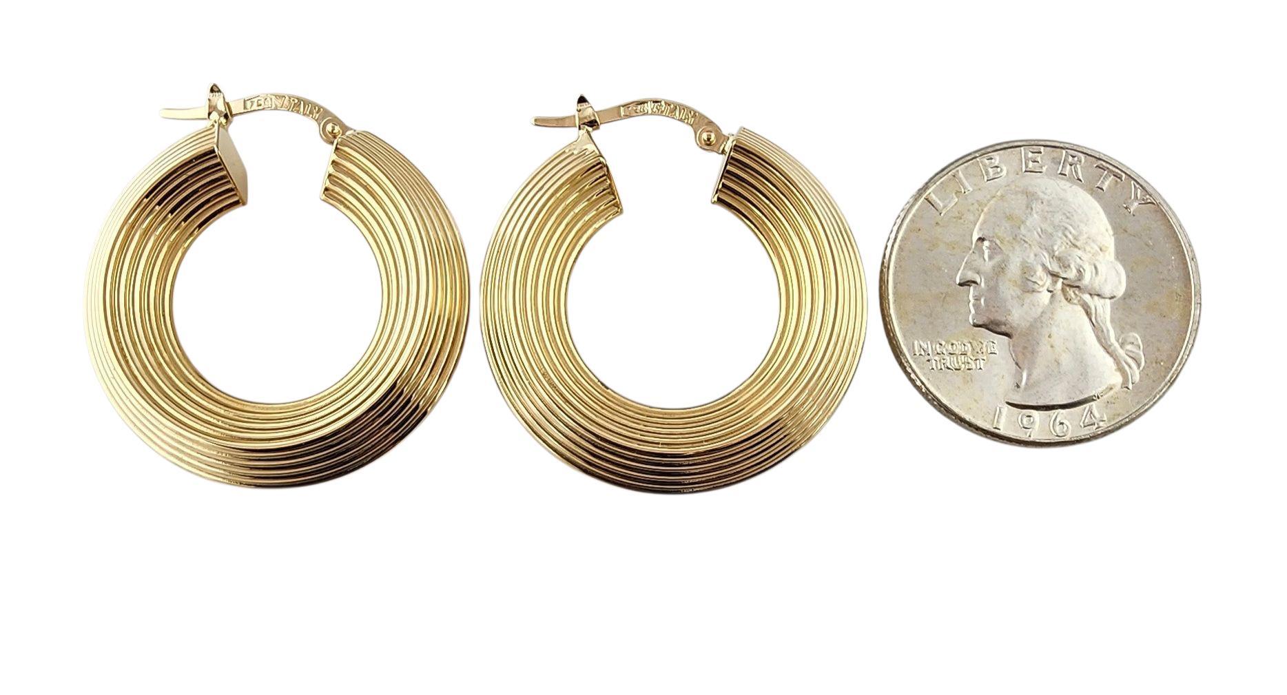 Boucles d'oreilles en or jaune 18k avec nervures #23062 Bon état - En vente à Washington Depot, CT