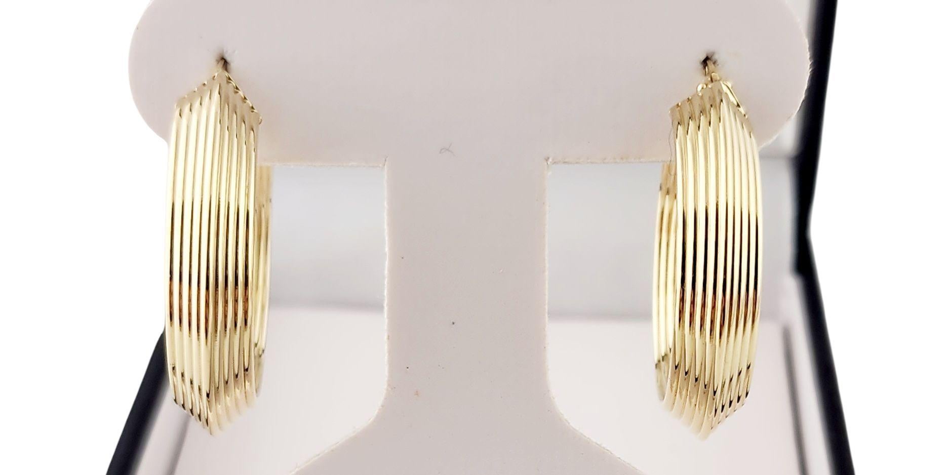 Boucles d'oreilles en or jaune 18k avec nervures #23062 Pour femmes en vente