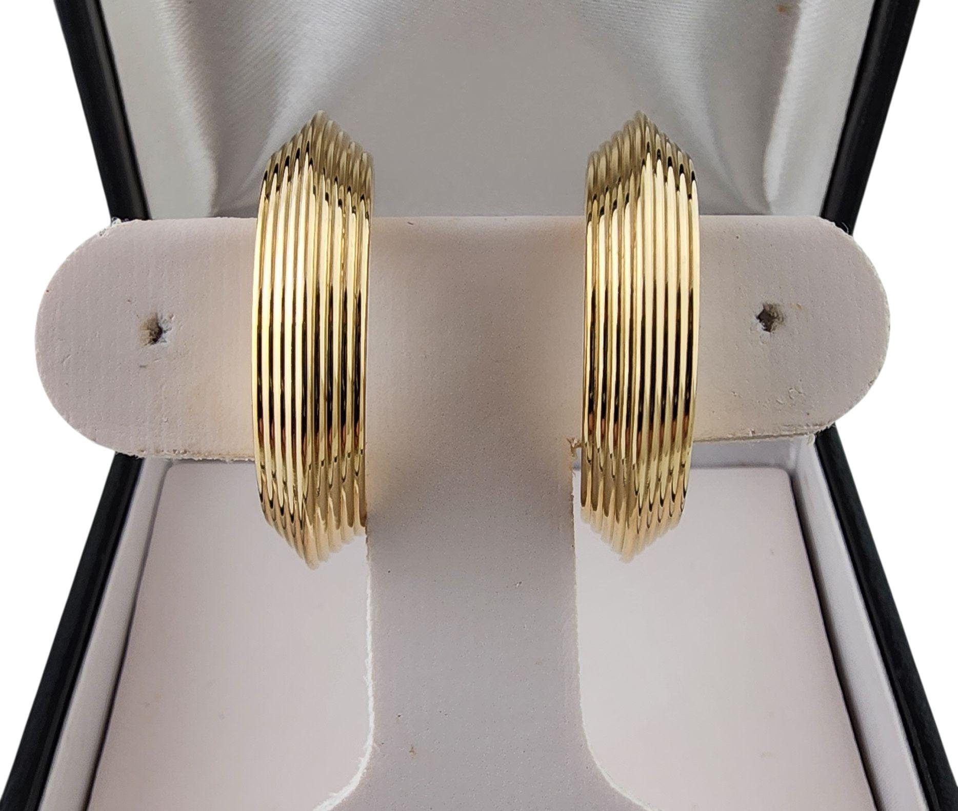 Boucles d'oreilles en or jaune 18k avec nervures #23062 en vente 1
