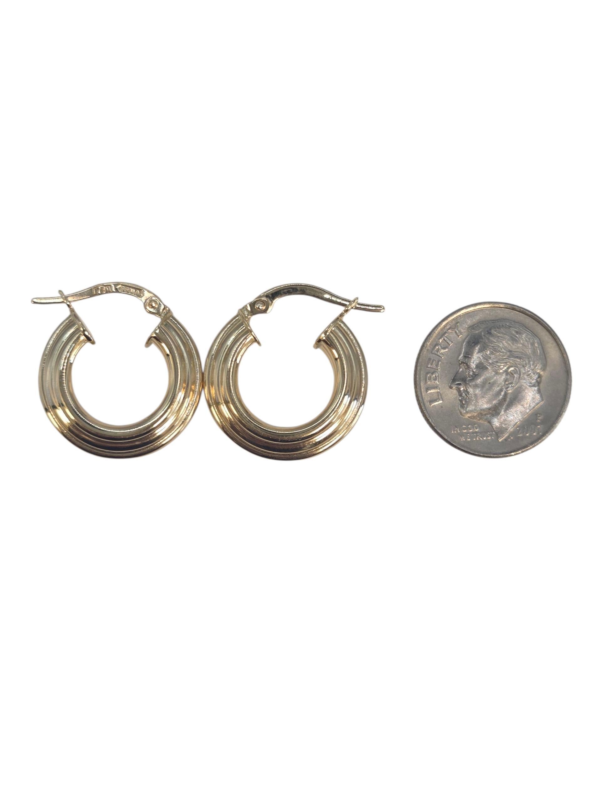 Orecchini Huggie Hoop a coste in oro giallo 18K #23535 in vendita 2