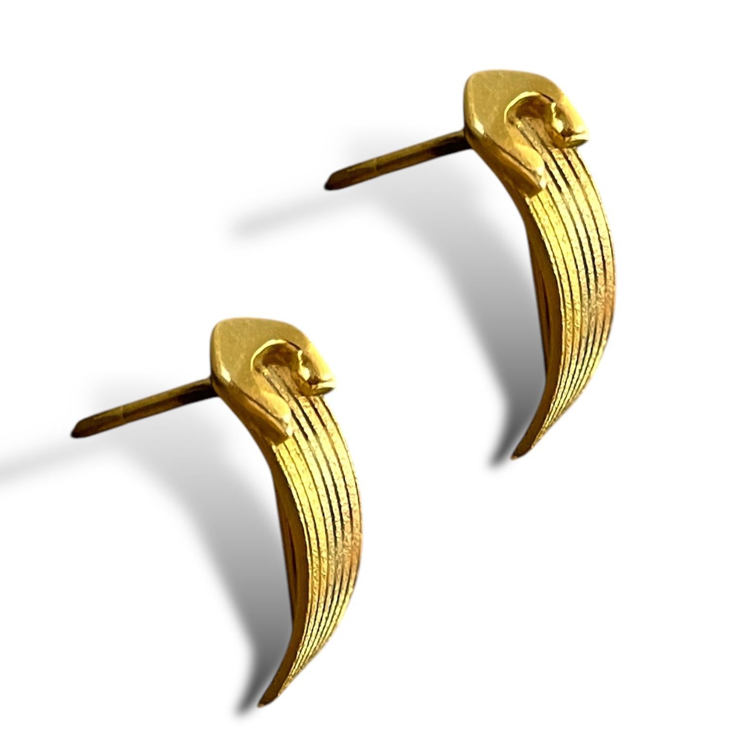 18K Yellow Gold Ribbed Tricolor Earrings In Excellent Condition For Sale In New York, NY