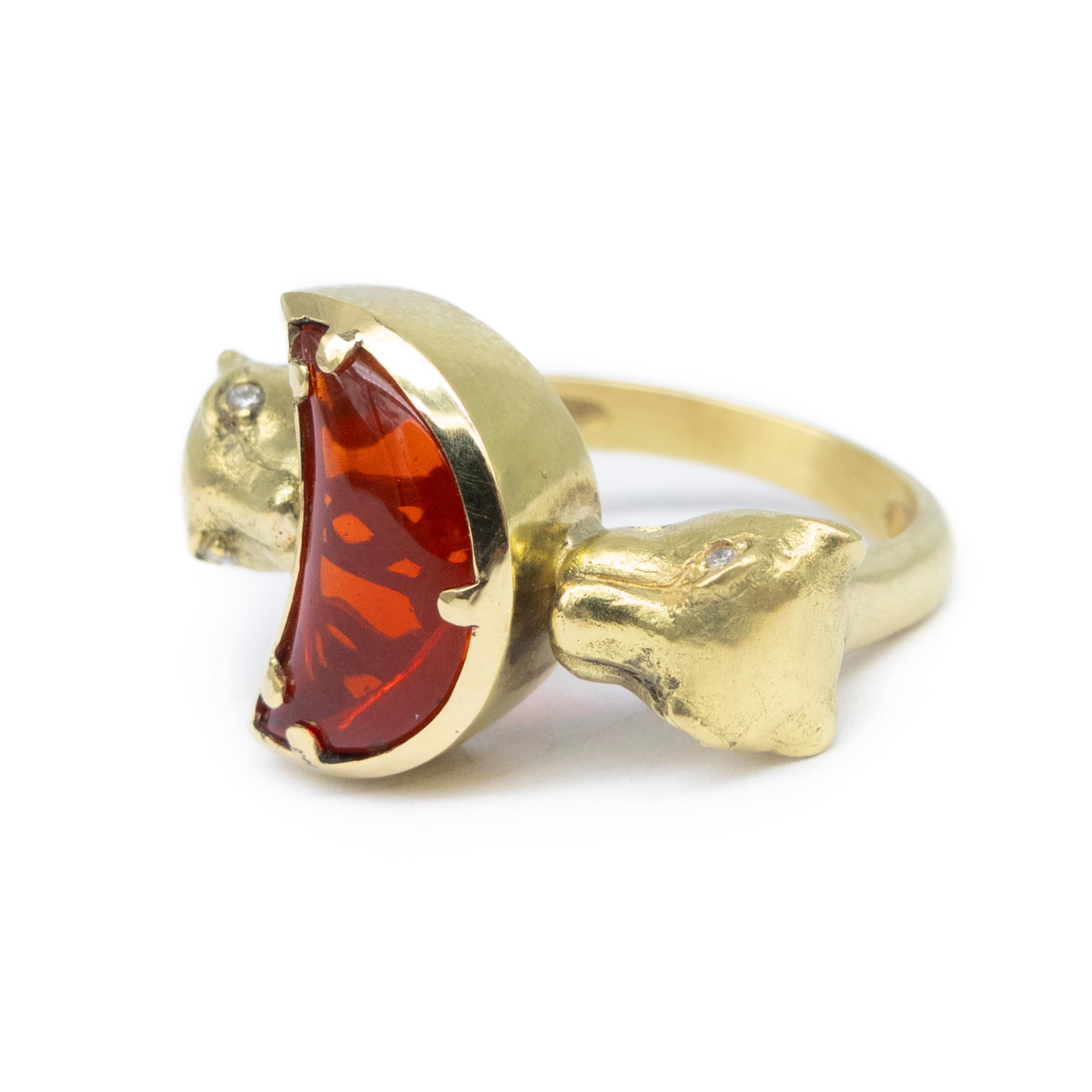 18k Yellow Gold Ring 1.8ct Fire Opal Crescent Moon Diamond Accents Lionesses In New Condition For Sale In Valencia, ES