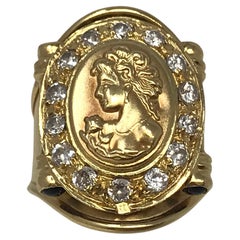 Anello in oro giallo 18K con cammeo e testa di donna con pietre