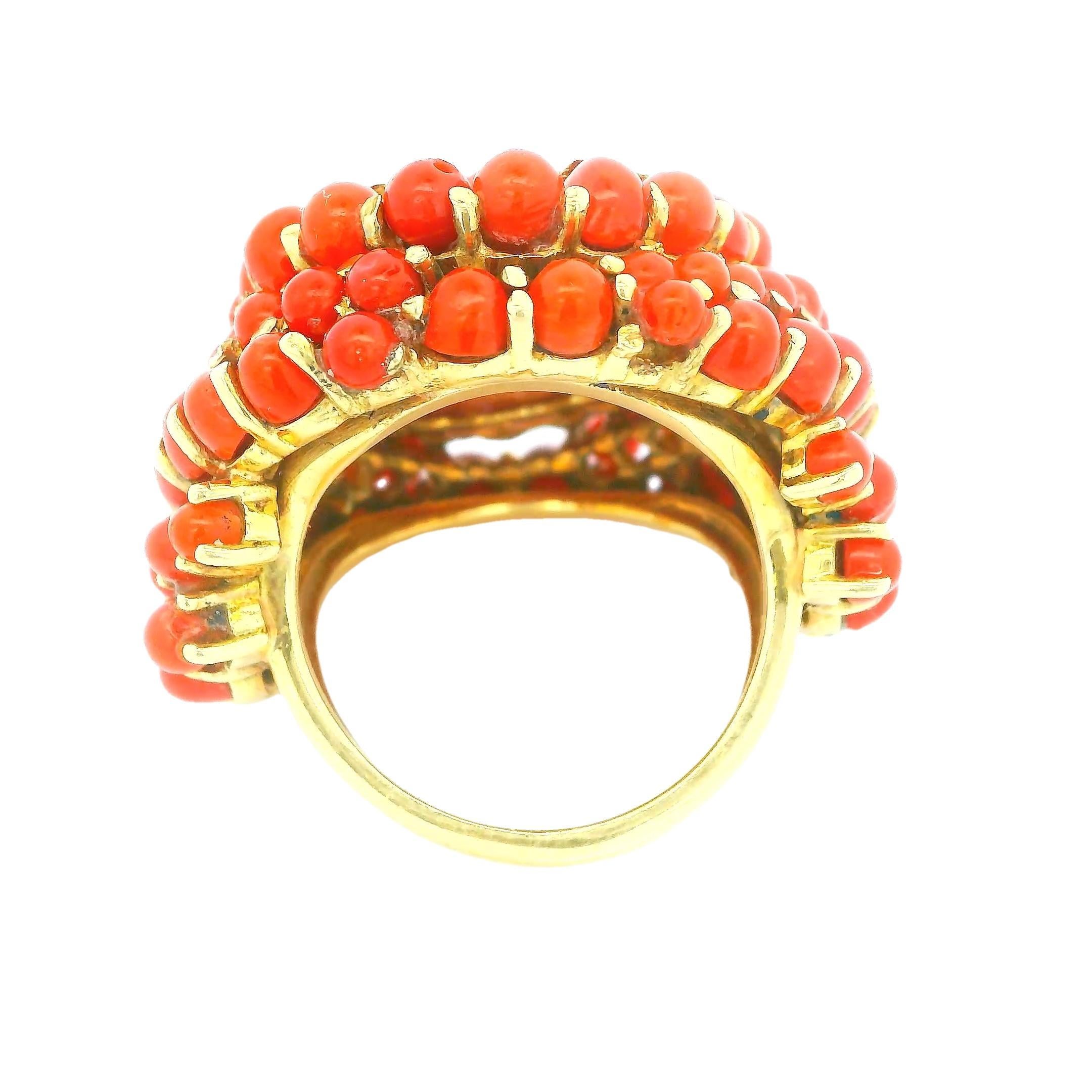 Taille cabochon Bague en or jaune 18 carats pavé de corail en vente