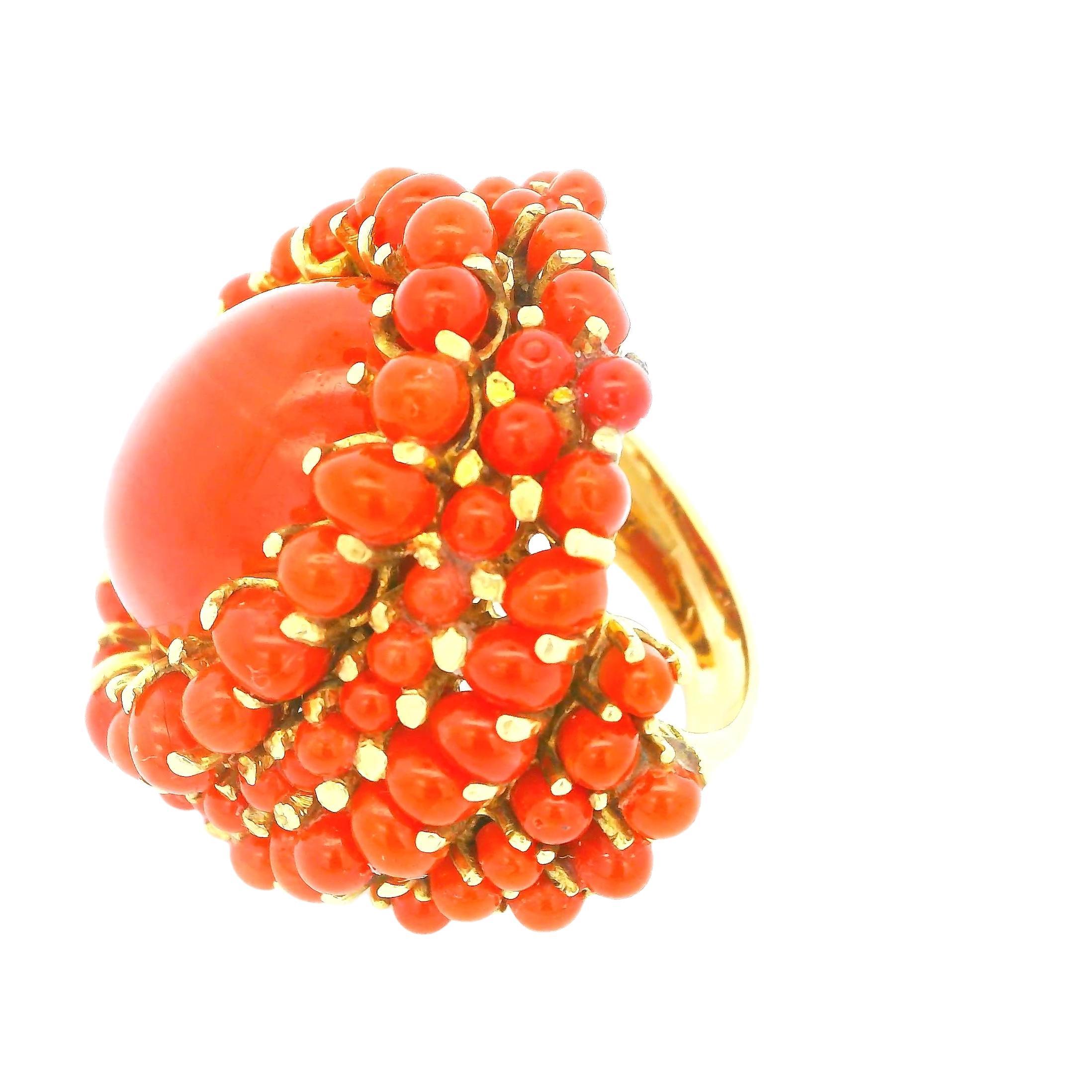 Bague en or jaune 18 carats pavé de corail Bon état - En vente à Great Neck Plaza, NY