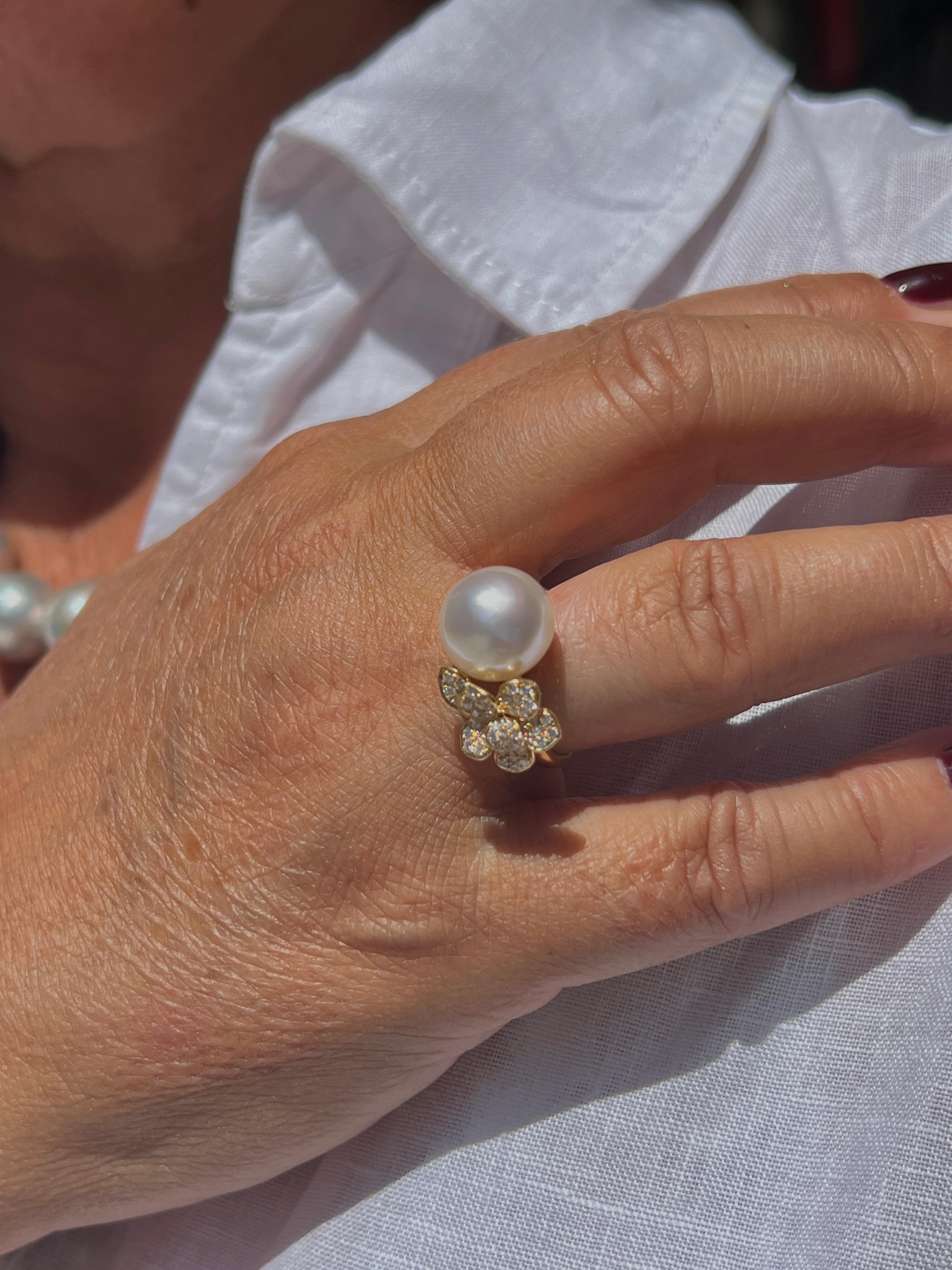 Cette bague exquise est une célébration de l'élégance naturelle et de l'artisanat raffiné. Fabriquée en France, elle est ornée d'une perle de culture lumineuse d'environ 12 à 13 millimètres de diamètre, une taille exceptionnelle qui attire
