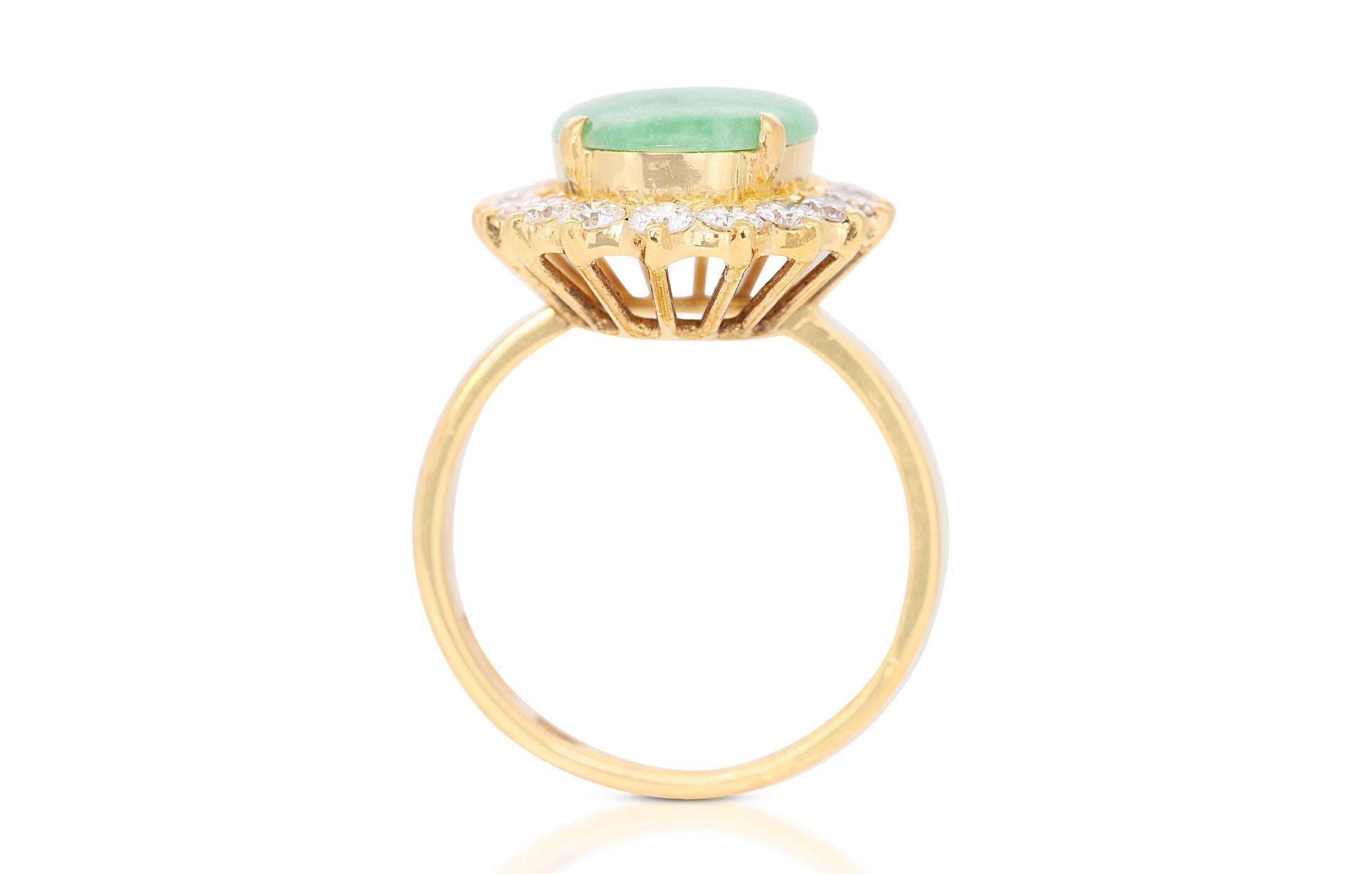 18K Yellow Gold Ring Featuring a 2.70ct Translucent Green Jade For Sale 1