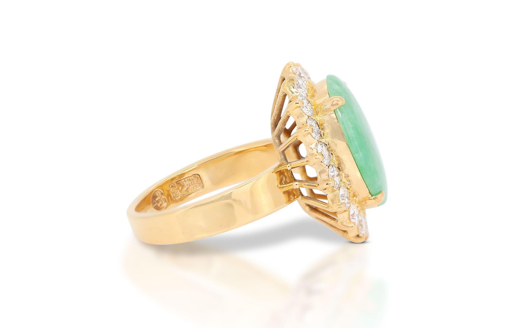 18K Yellow Gold Ring Featuring a 2.70ct Translucent Green Jade For Sale 2