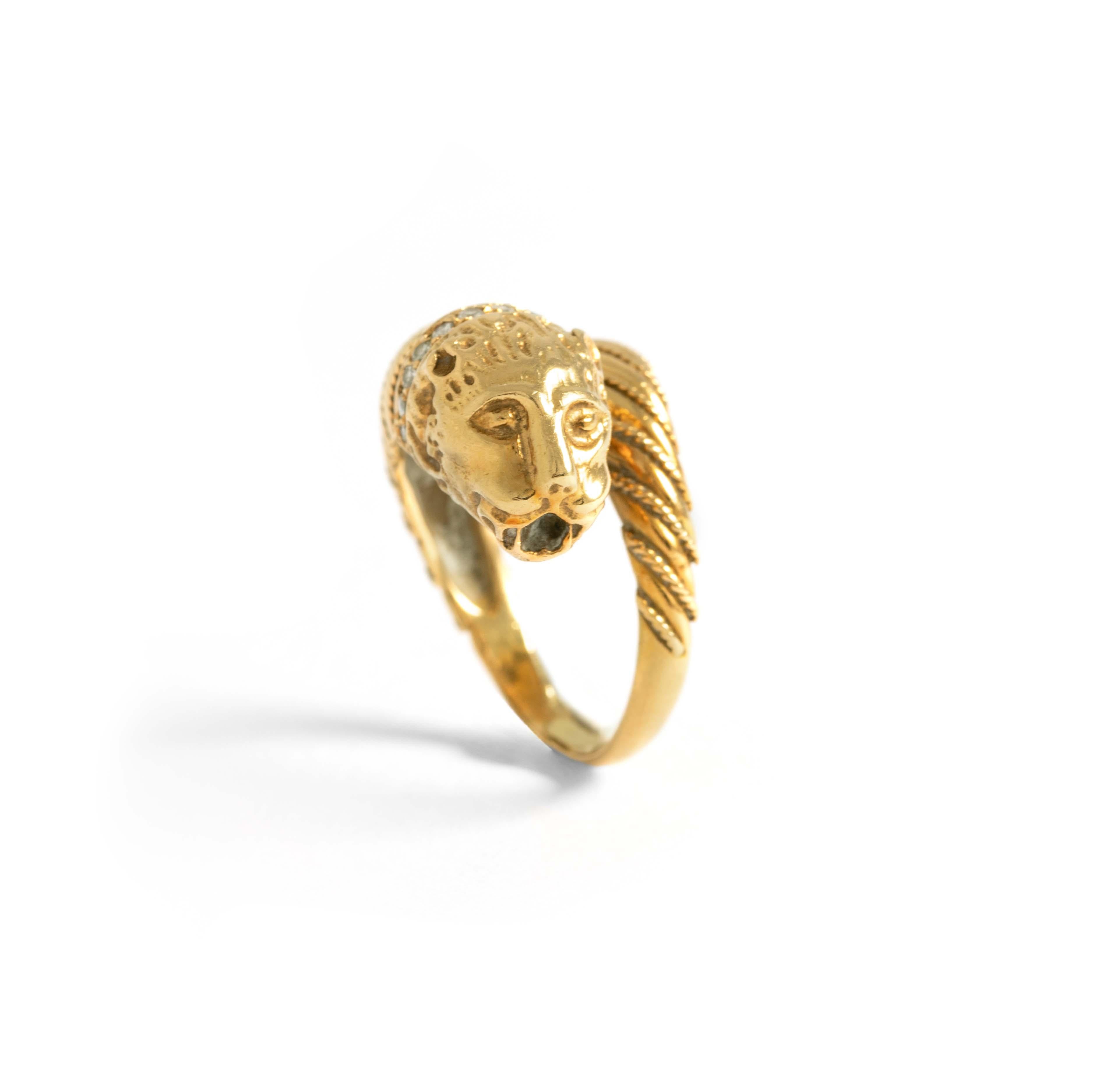 18K yellow gold ring with white stones representing a lion's head.
Weight: 9.13 grams.