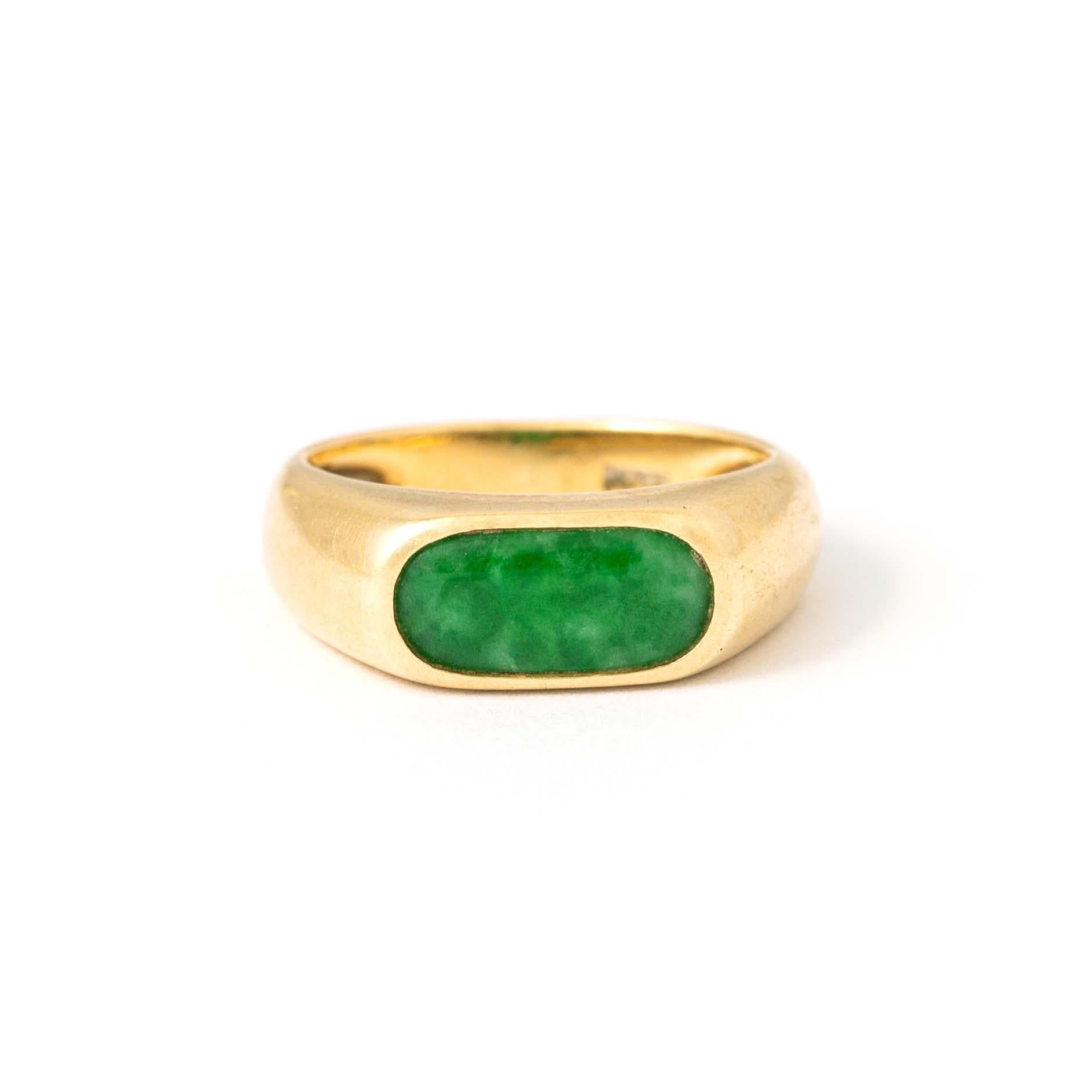 18K yellow gold ring centered with a green hard stone.
Gross weight: 4.14 grams.