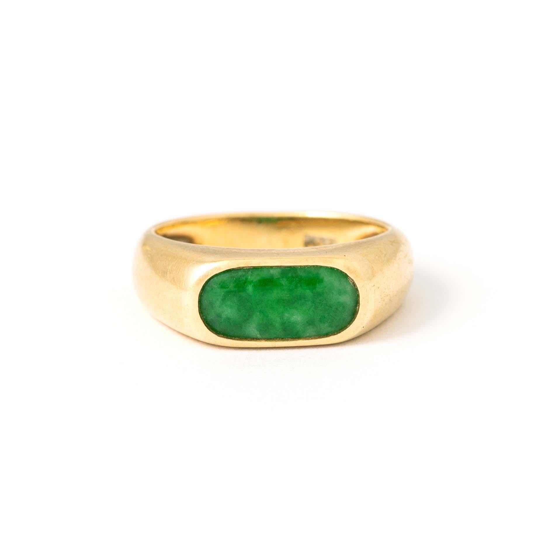 Bague en or jaune 18K centrée d'une pierre dure verte.
Poids brut : 4,14 grammes.