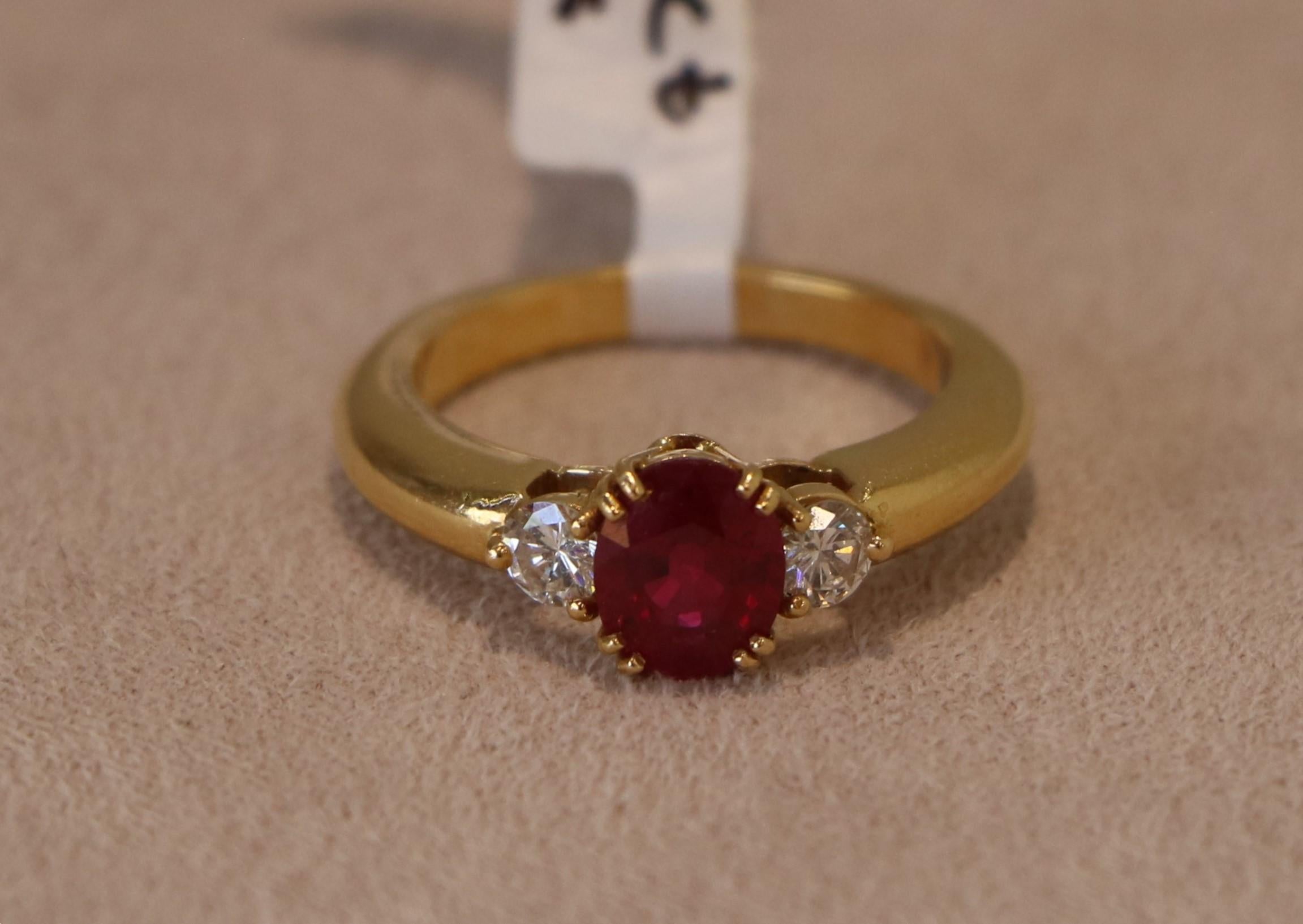Ring aus 18 Karat Gelbgold, mit einem zentralen Edelstein und zwei natürlichen Diamanten an den Seiten.

Gesamtgewicht des Schmucks: 6,71 Gramm

Gesamtgewicht der Diamanten: 0,36 Karat

Mittelstein:
Art: Rubin
Schliff: Oval
Gewicht: 1,15