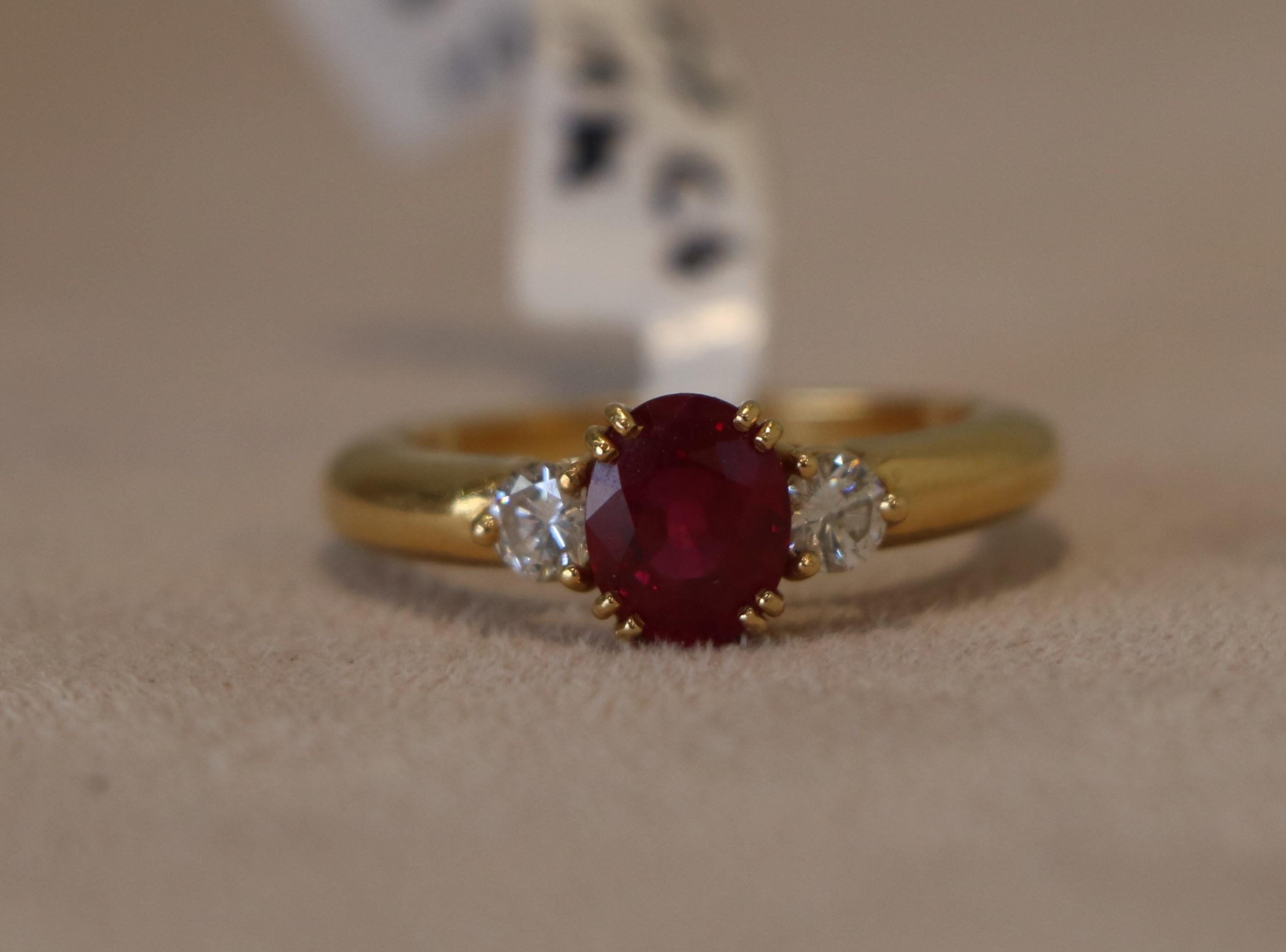 Ring aus 18 Karat Gelbgold, Edelstein und natürliche Diamanten (Rundschliff) im Angebot