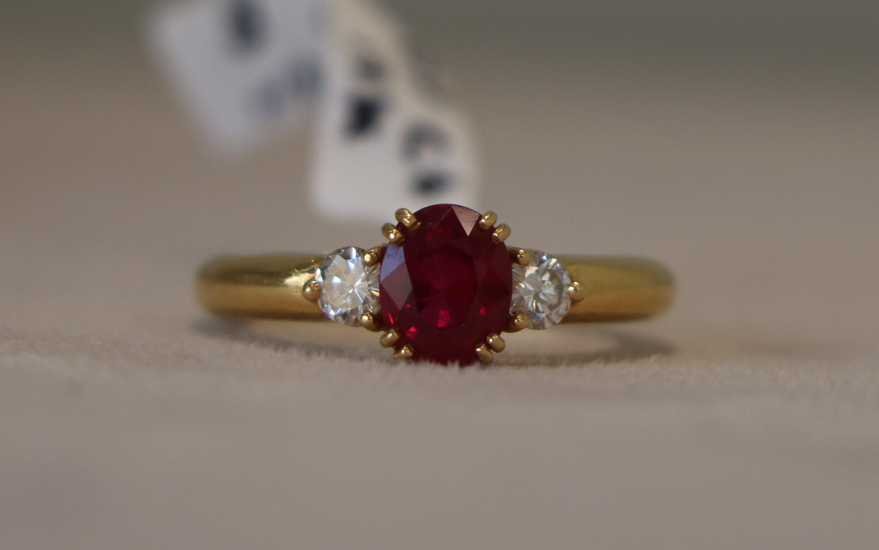 Ring aus 18 Karat Gelbgold, Edelstein und natürliche Diamanten für Damen oder Herren im Angebot