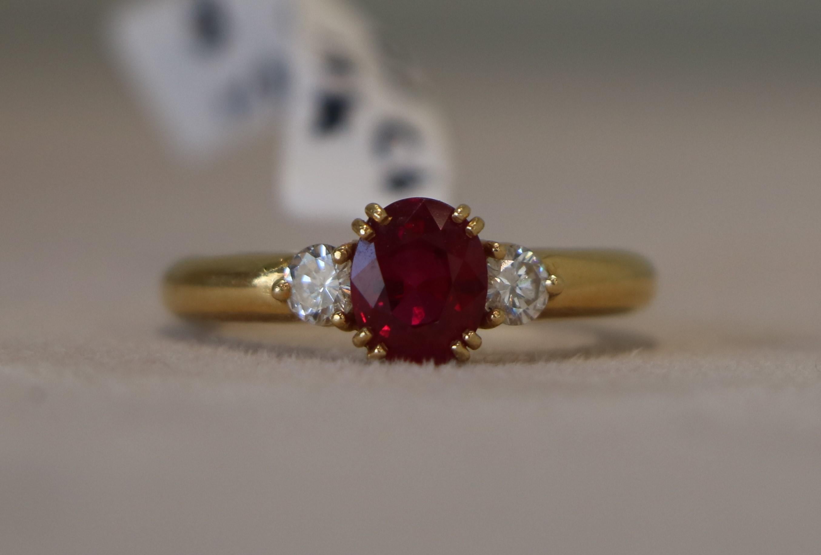 Ring aus 18 Karat Gelbgold, Edelstein und natürliche Diamanten im Angebot 1