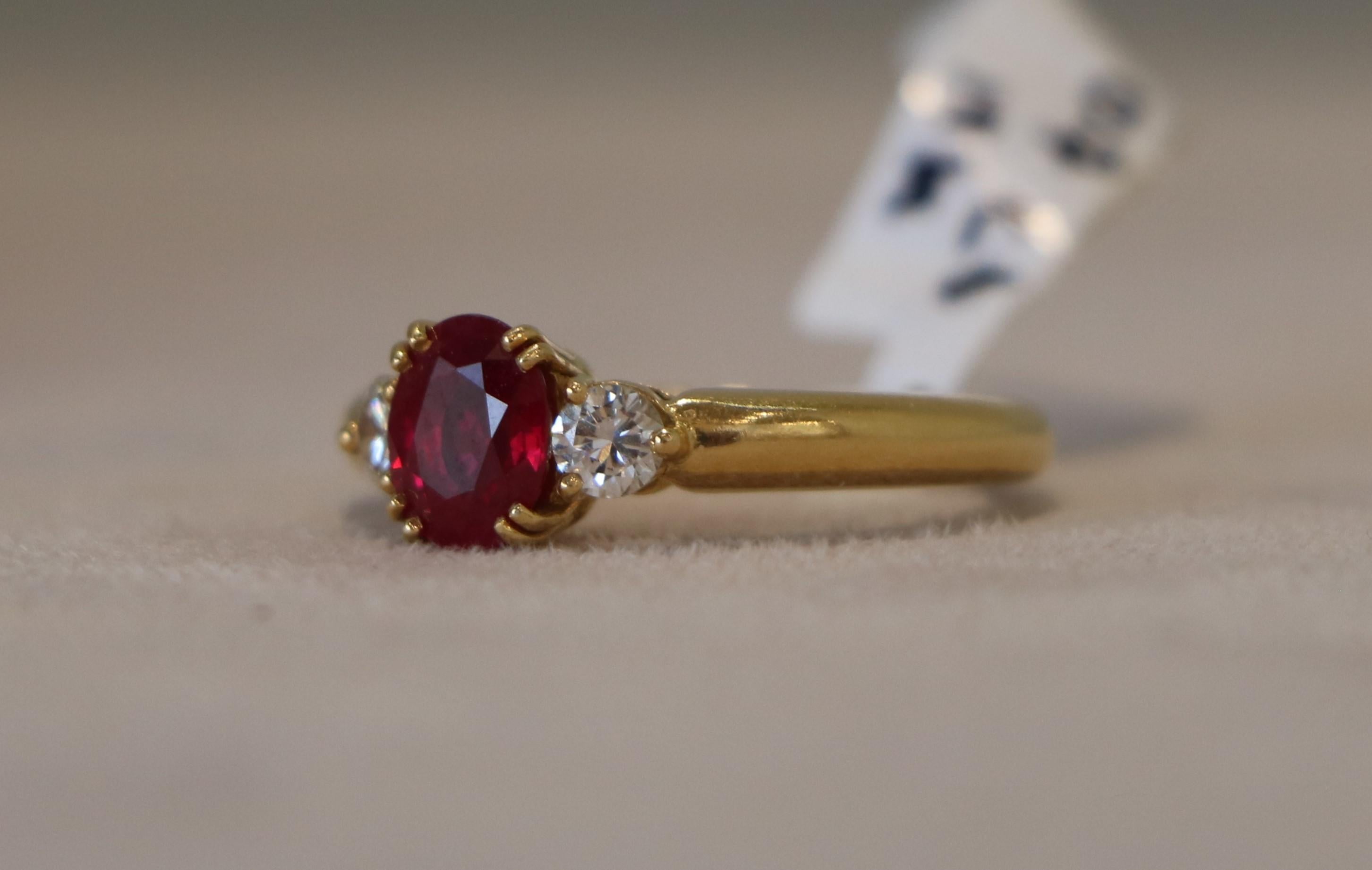 Ring aus 18 Karat Gelbgold, Edelstein und natürliche Diamanten im Angebot 2