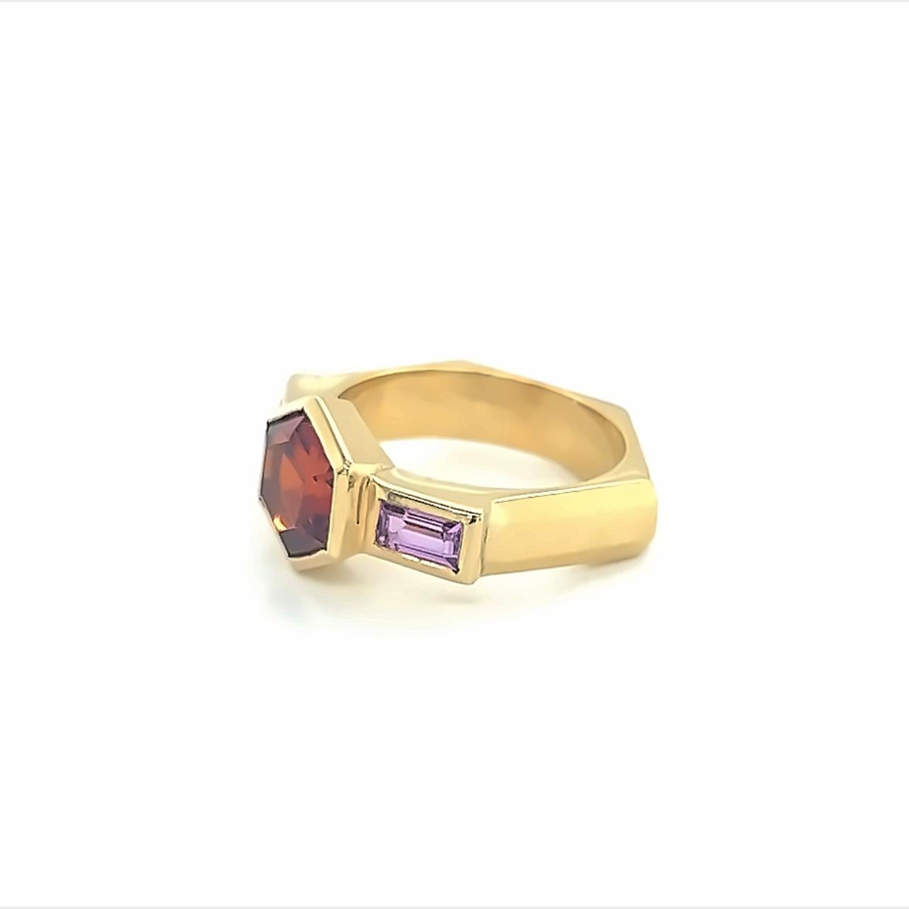 Sechseckiger Ring aus 18 Karat Gelbgold mit Spessartit ''Oranger Granat'' und rosa Turmalin (Hexagonschliff) im Angebot