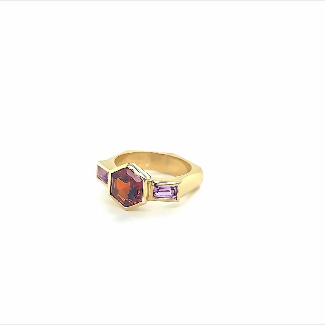 Sechseckiger Ring aus 18 Karat Gelbgold mit Spessartit ''Oranger Granat'' und rosa Turmalin im Angebot 1