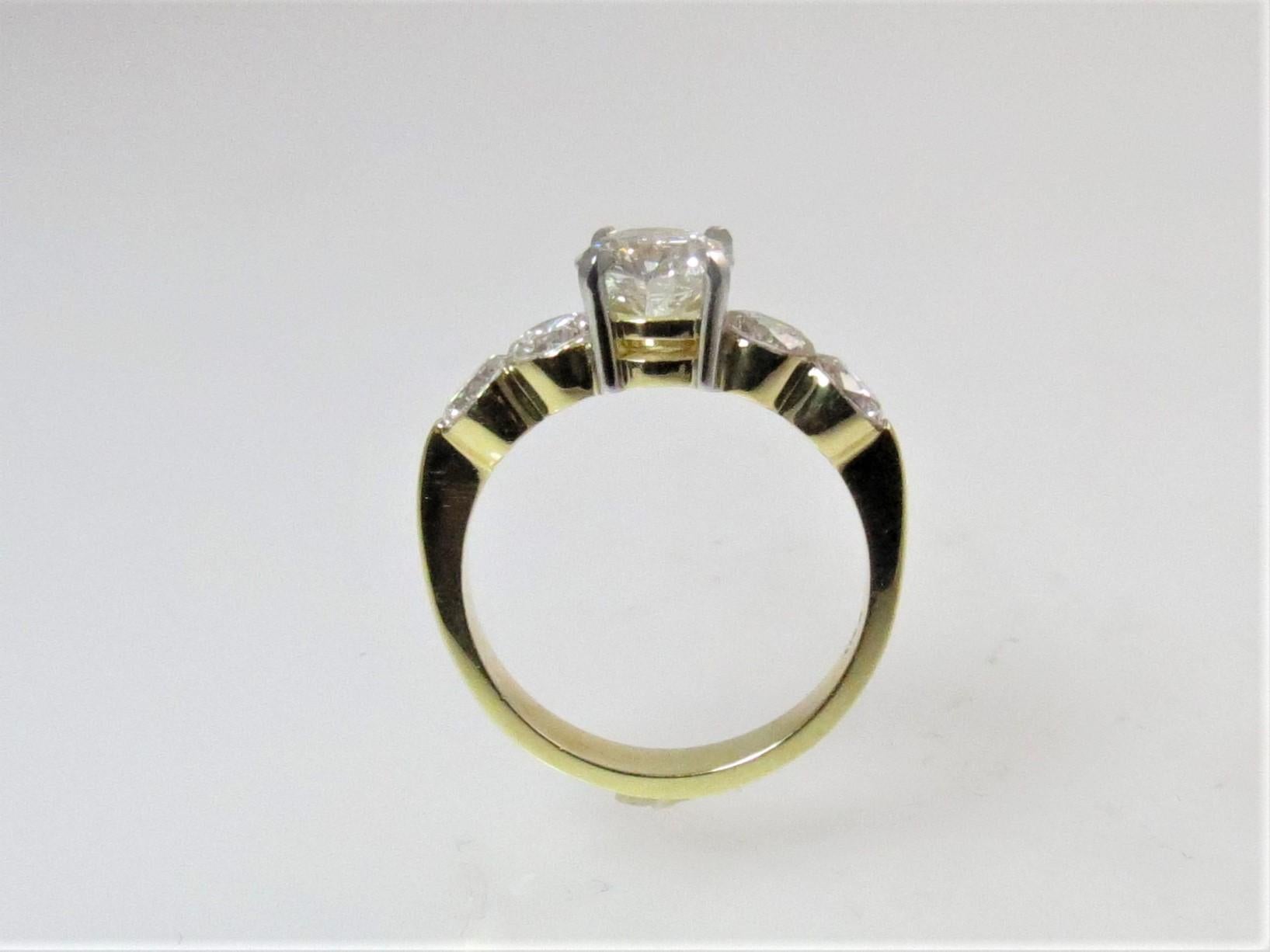 Contemporain  Bague en or jaune 18 carats sertie d'un diamant rond de 1,06 carat pleine taille et de 4 pierres latérales en vente
