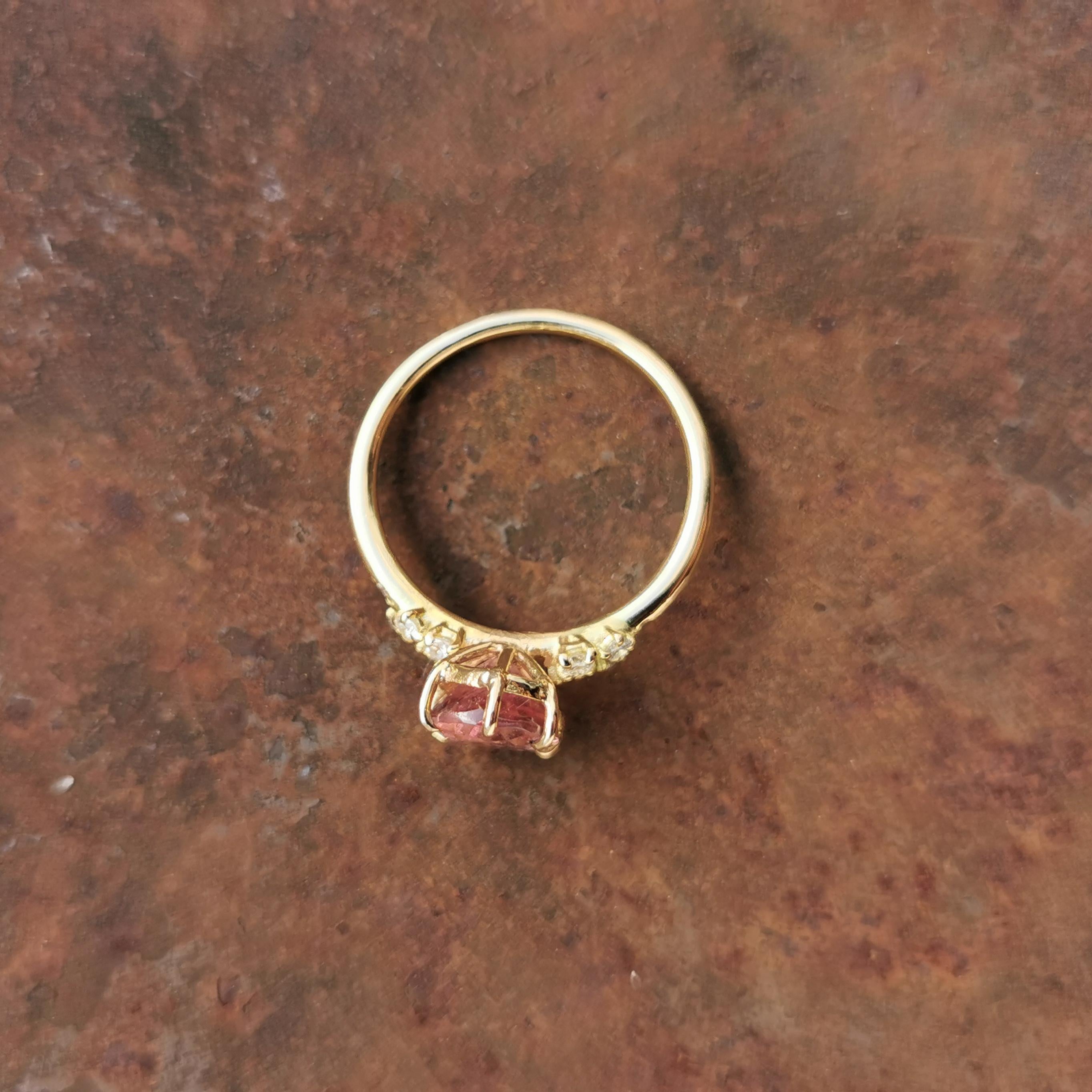 18K Yellow Gold Ring Set with a Tourmaline and Diamonds For Sale 1