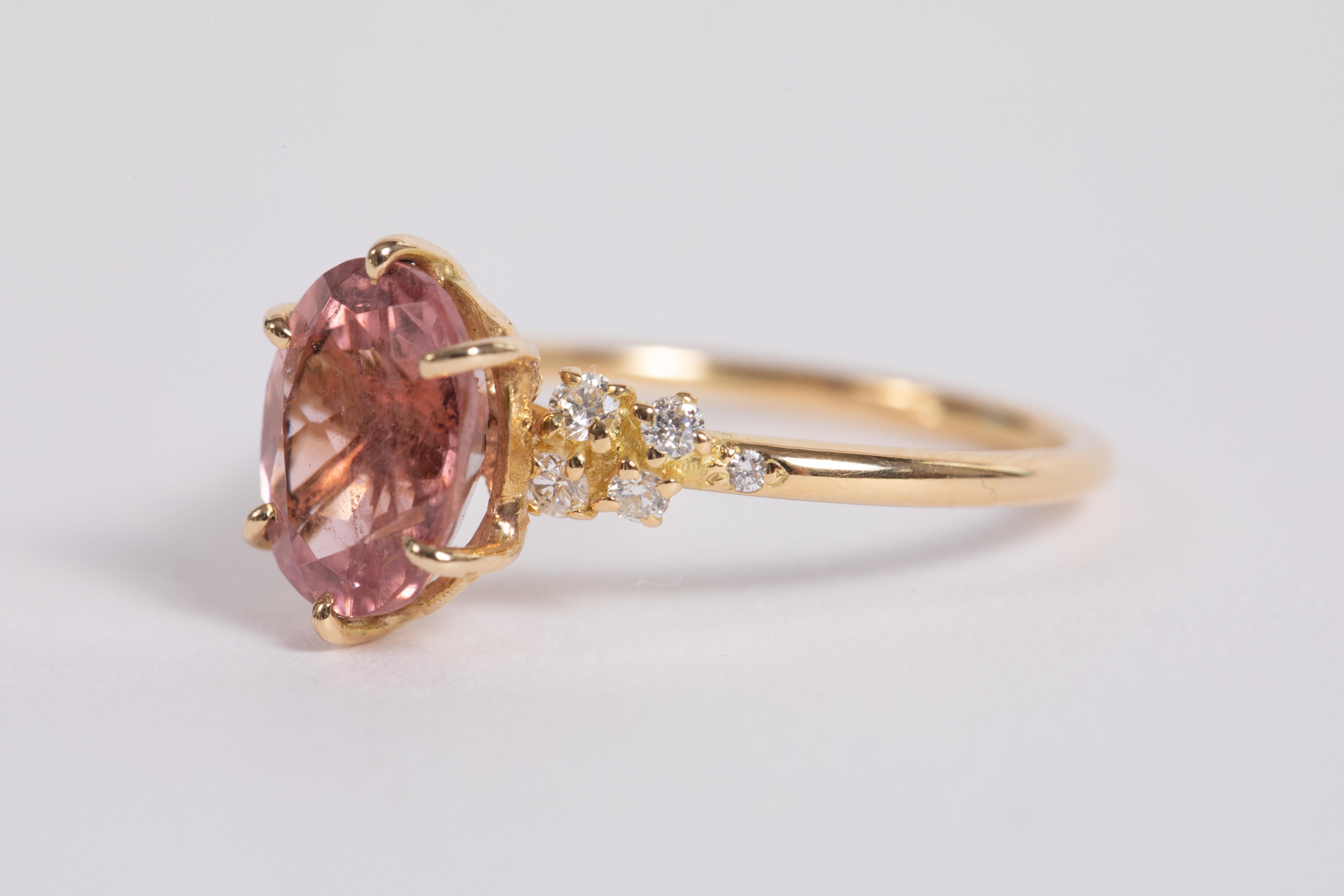 18K Yellow Gold Ring Set with a Tourmaline and Diamonds For Sale 2
