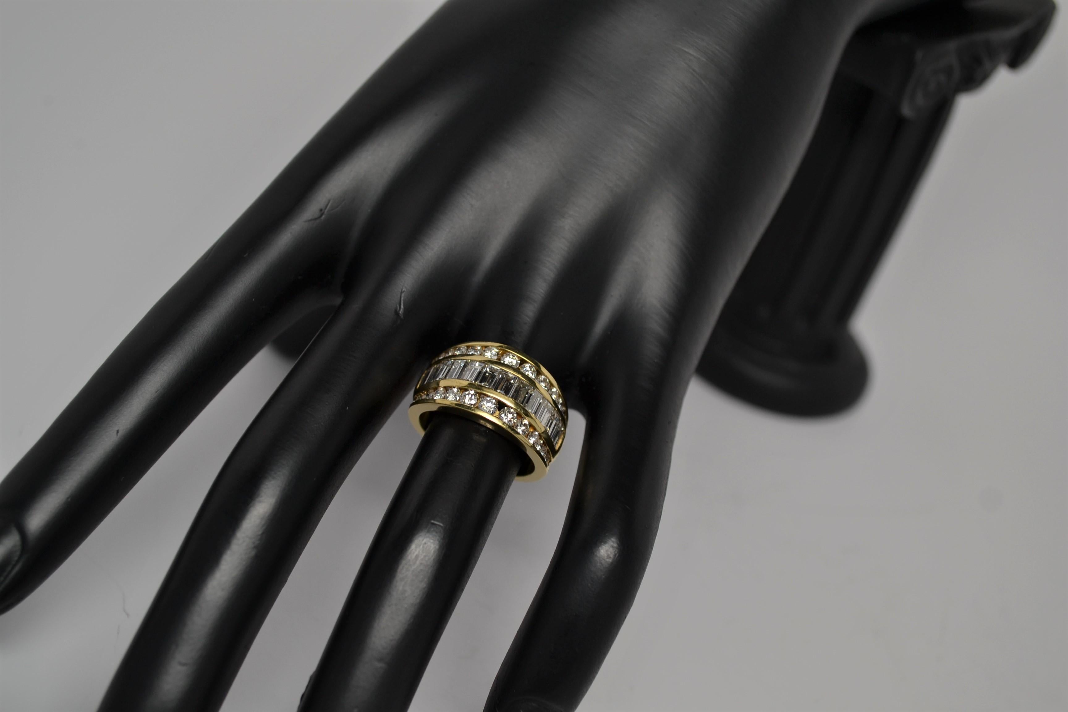 18 Karat Gelbgold Ring mit Baguette- und runden Diamanten im Brillantschliff, 3,02 Karat. im Angebot 5