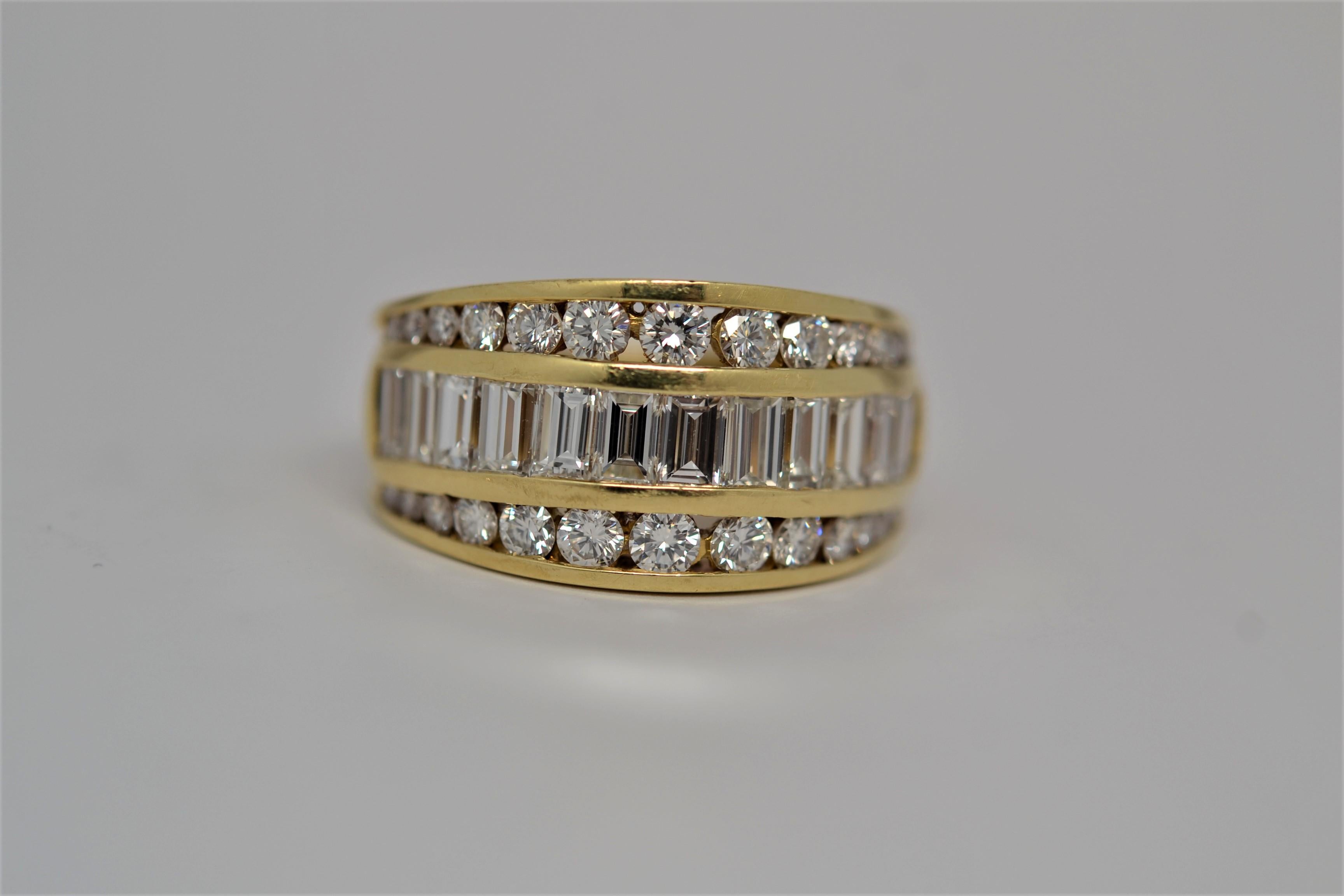 18 Karat Gelbgold Ring mit Baguette- und runden Diamanten im Brillantschliff, 3,02 Karat. (Baguetteschliff) im Angebot