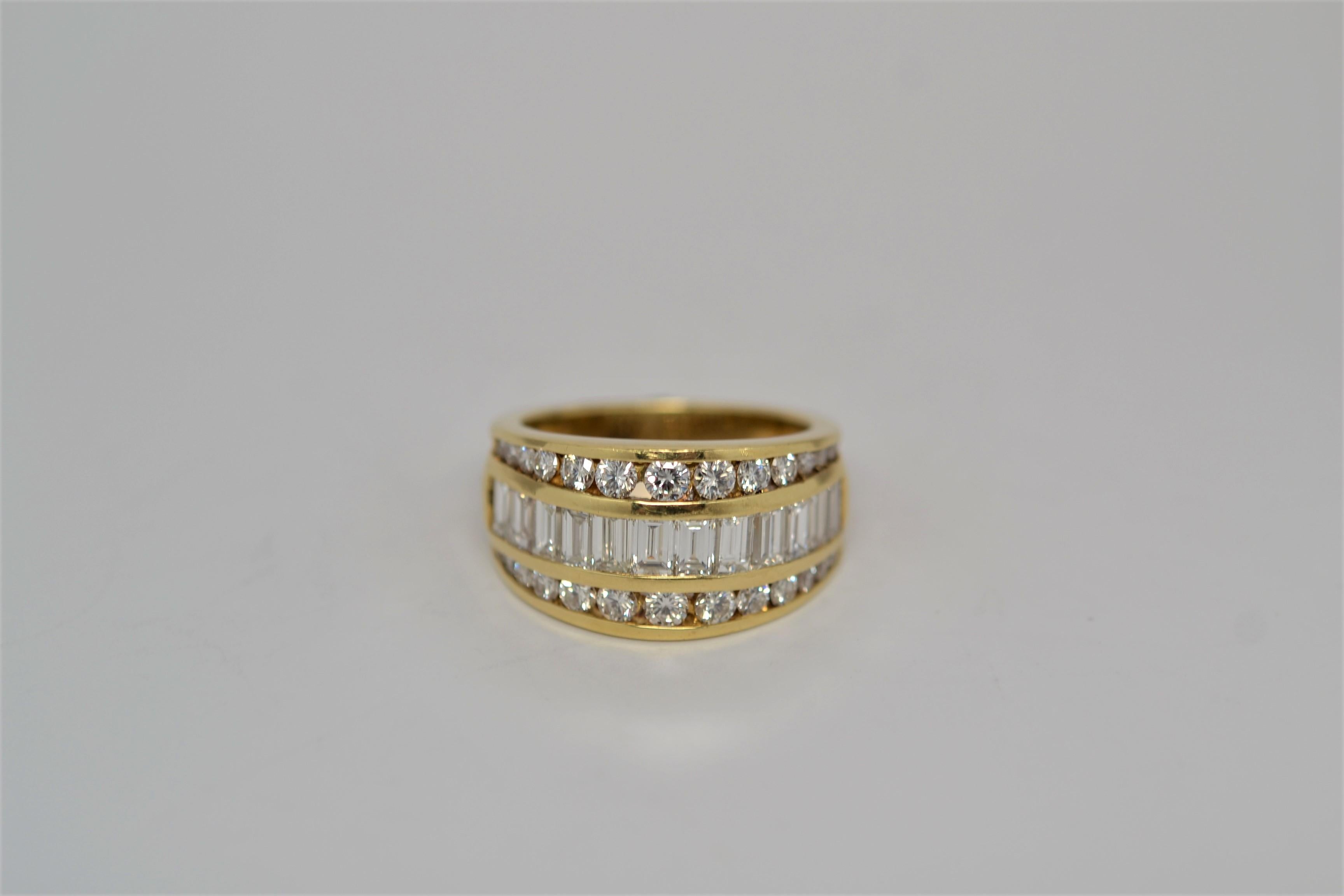 18 Karat Gelbgold Ring mit Baguette- und runden Diamanten im Brillantschliff, 3,02 Karat. im Zustand „Neu“ im Angebot in New York, NY