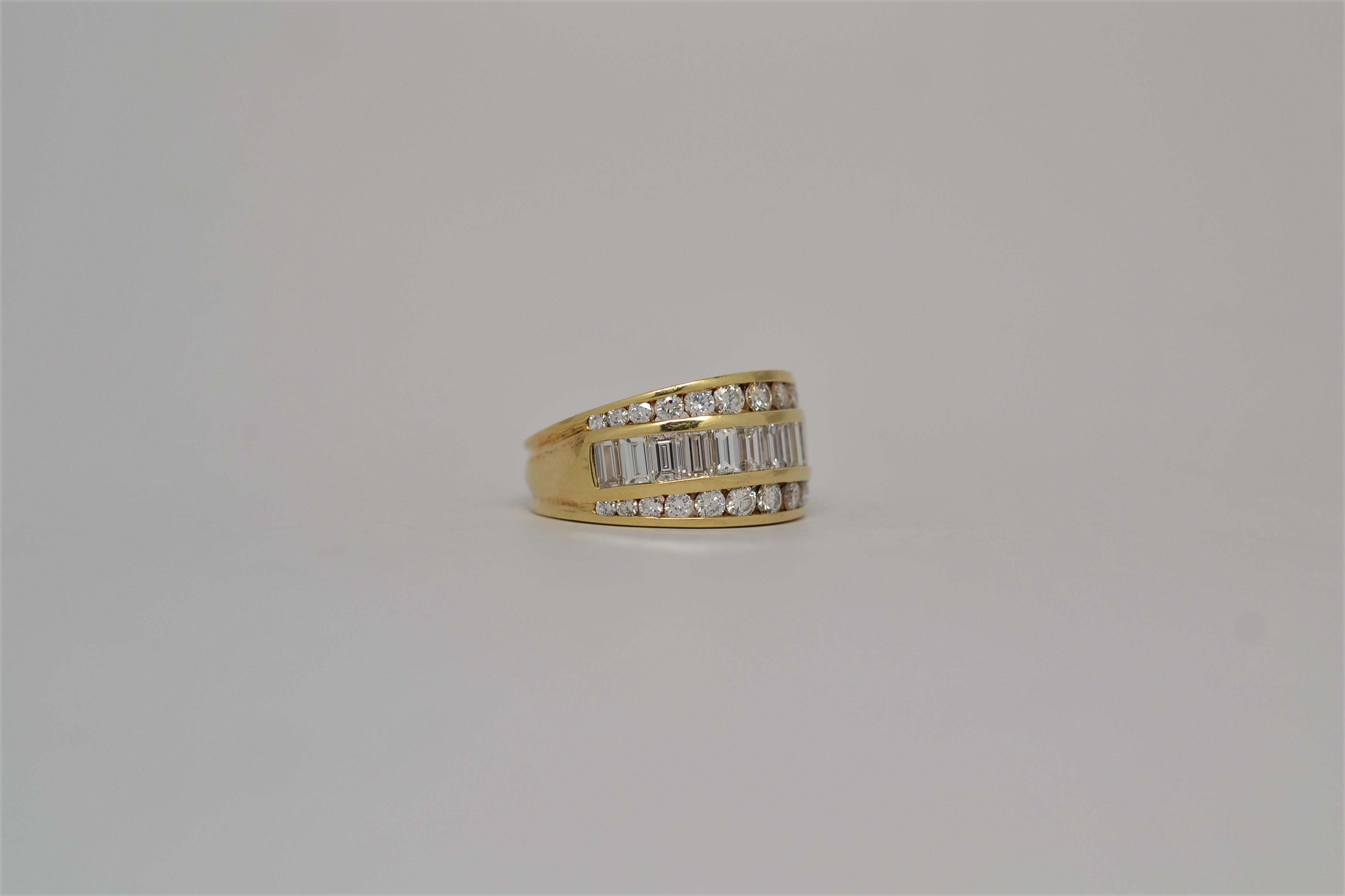 18 Karat Gelbgold Ring mit Baguette- und runden Diamanten im Brillantschliff, 3,02 Karat. Damen im Angebot