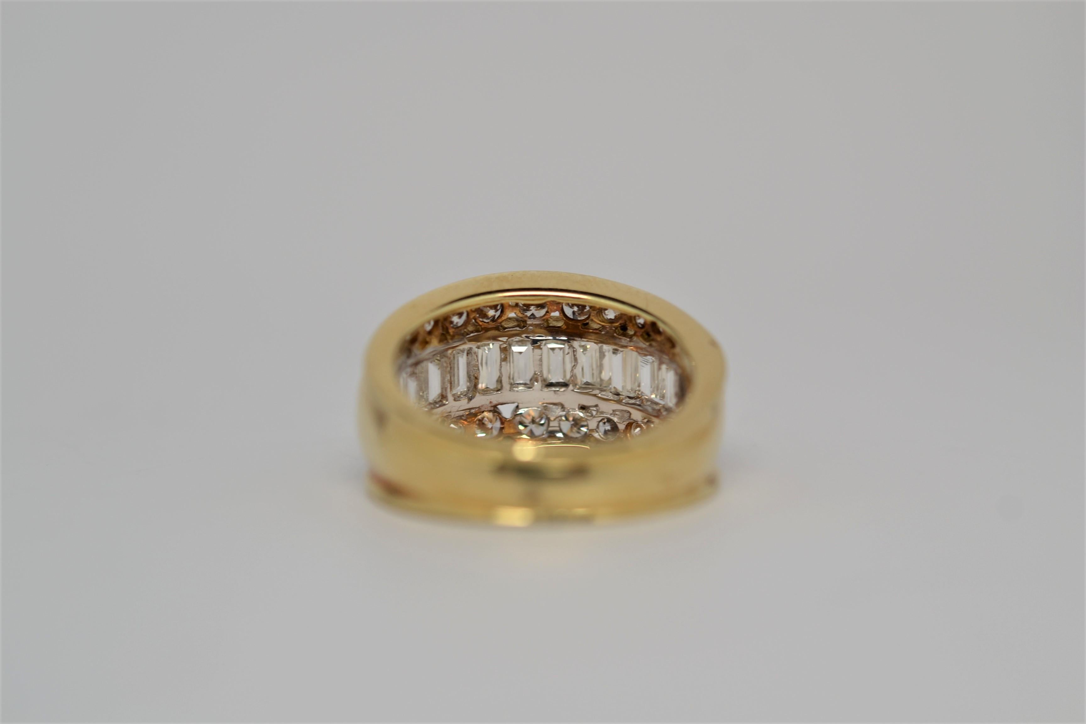 18 Karat Gelbgold Ring mit Baguette- und runden Diamanten im Brillantschliff, 3,02 Karat. im Angebot 1