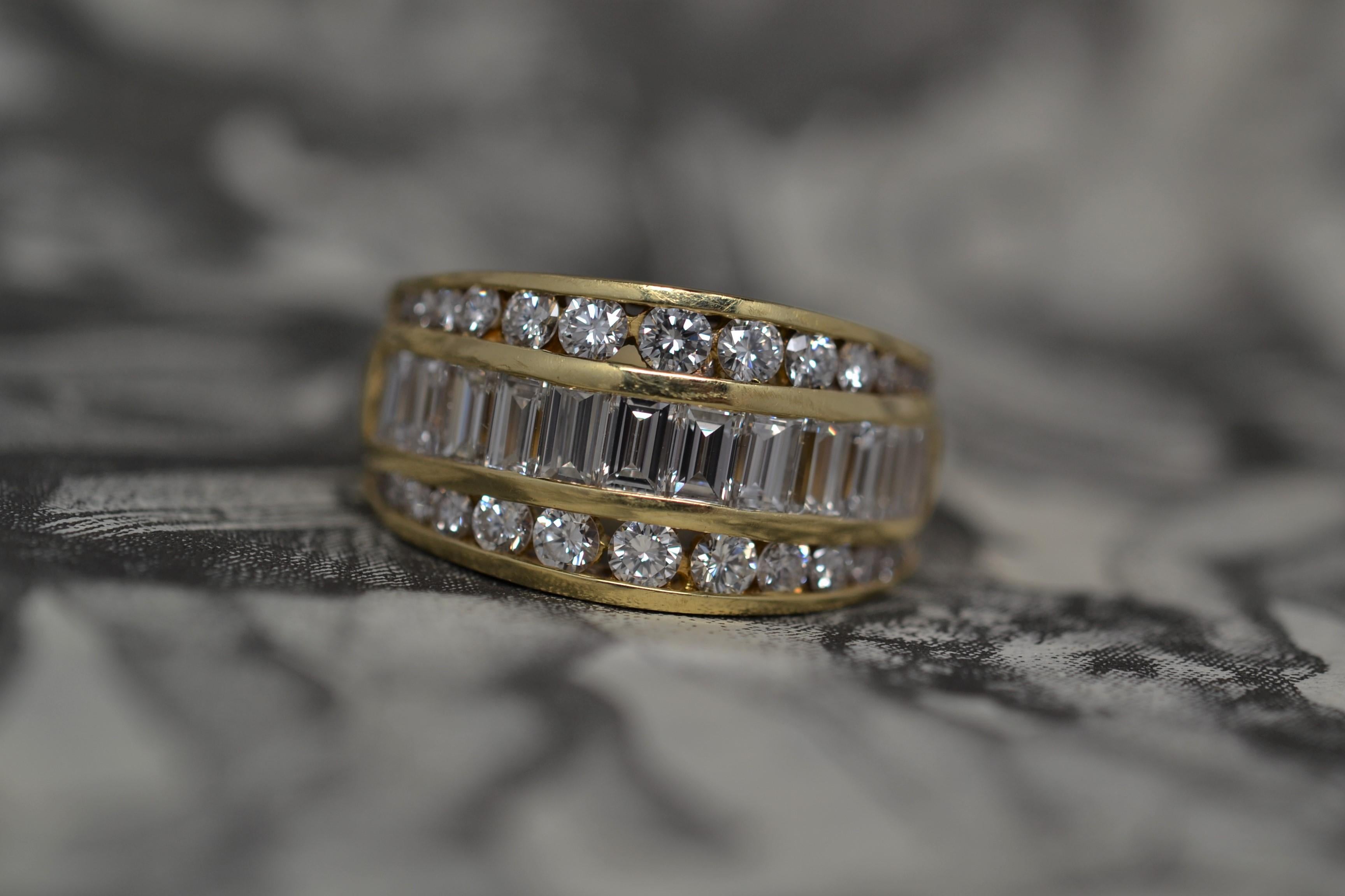 18 Karat Gelbgold Ring mit Baguette- und runden Diamanten im Brillantschliff, 3,02 Karat. im Angebot 2