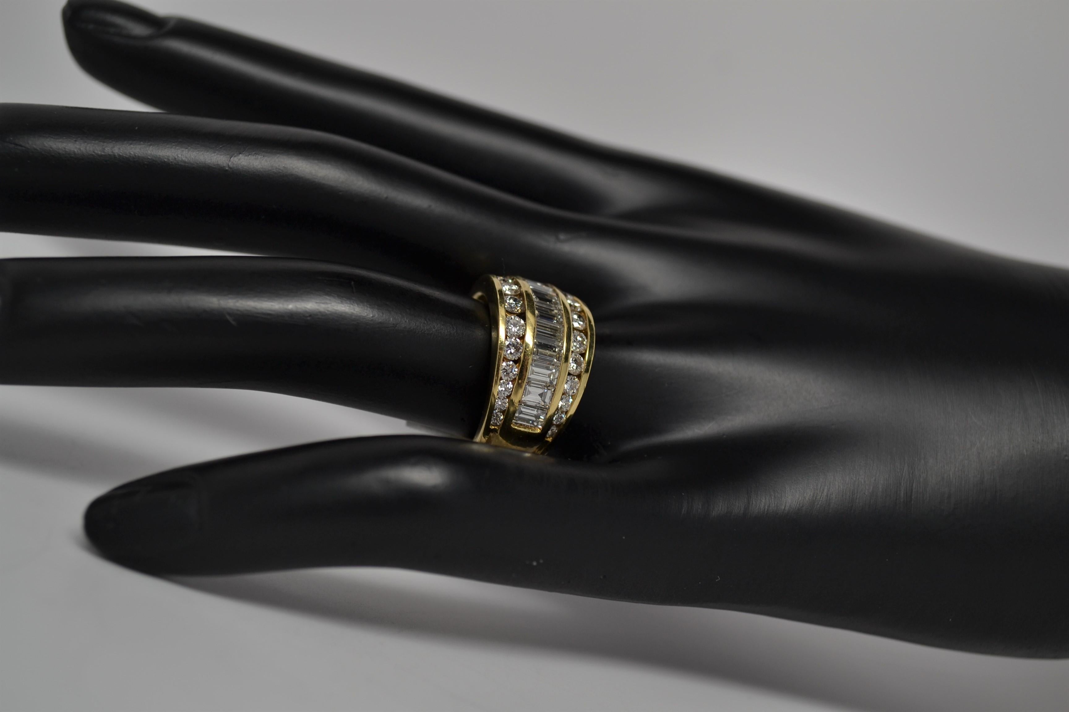 18 Karat Gelbgold Ring mit Baguette- und runden Diamanten im Brillantschliff, 3,02 Karat. im Angebot 3
