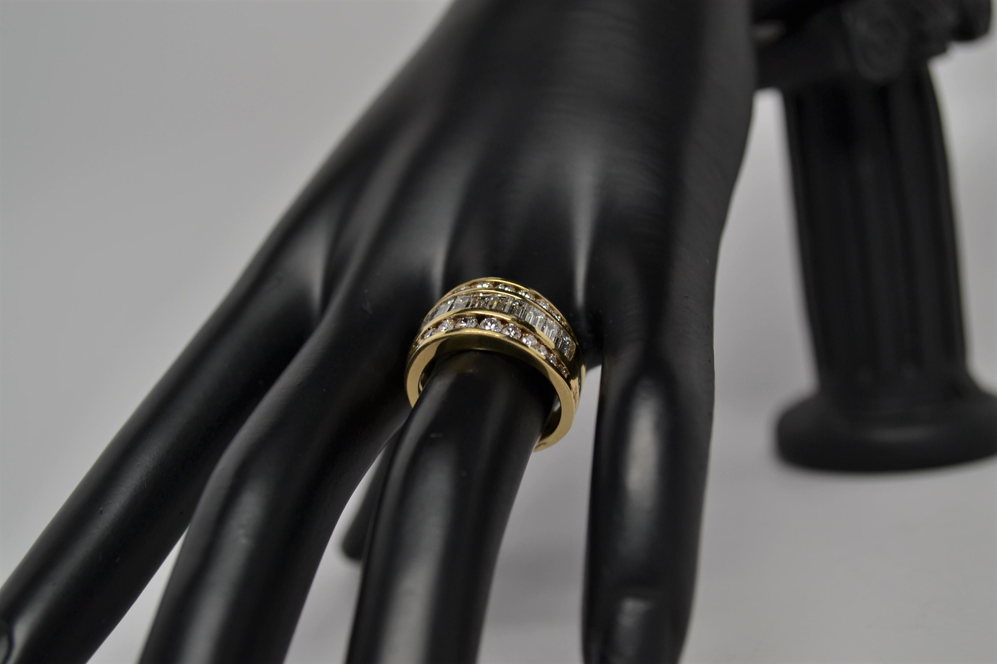 18 Karat Gelbgold Ring mit Baguette- und runden Diamanten im Brillantschliff, 3,02 Karat. im Angebot 4