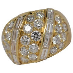 18k Yellow Gold Ring Set with Baguette
Round Brilliant Cut Diamonds, 3.59ct 18k Yellow Gold Ring Set with Baguette
Round Brilliant Cut Diamonds, 3.59ct